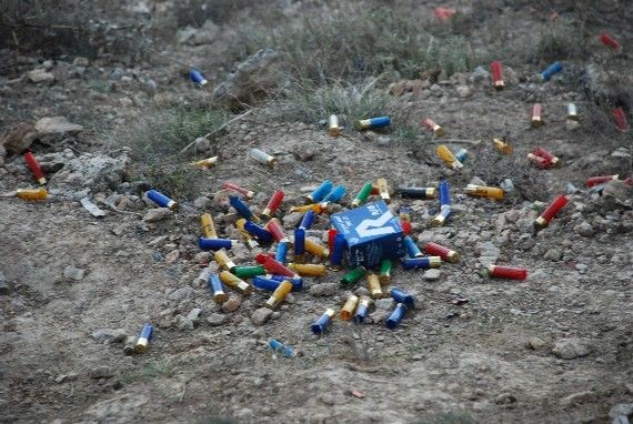 Restes de perdigons i cartuxtos a la natura FOTO: Cedida