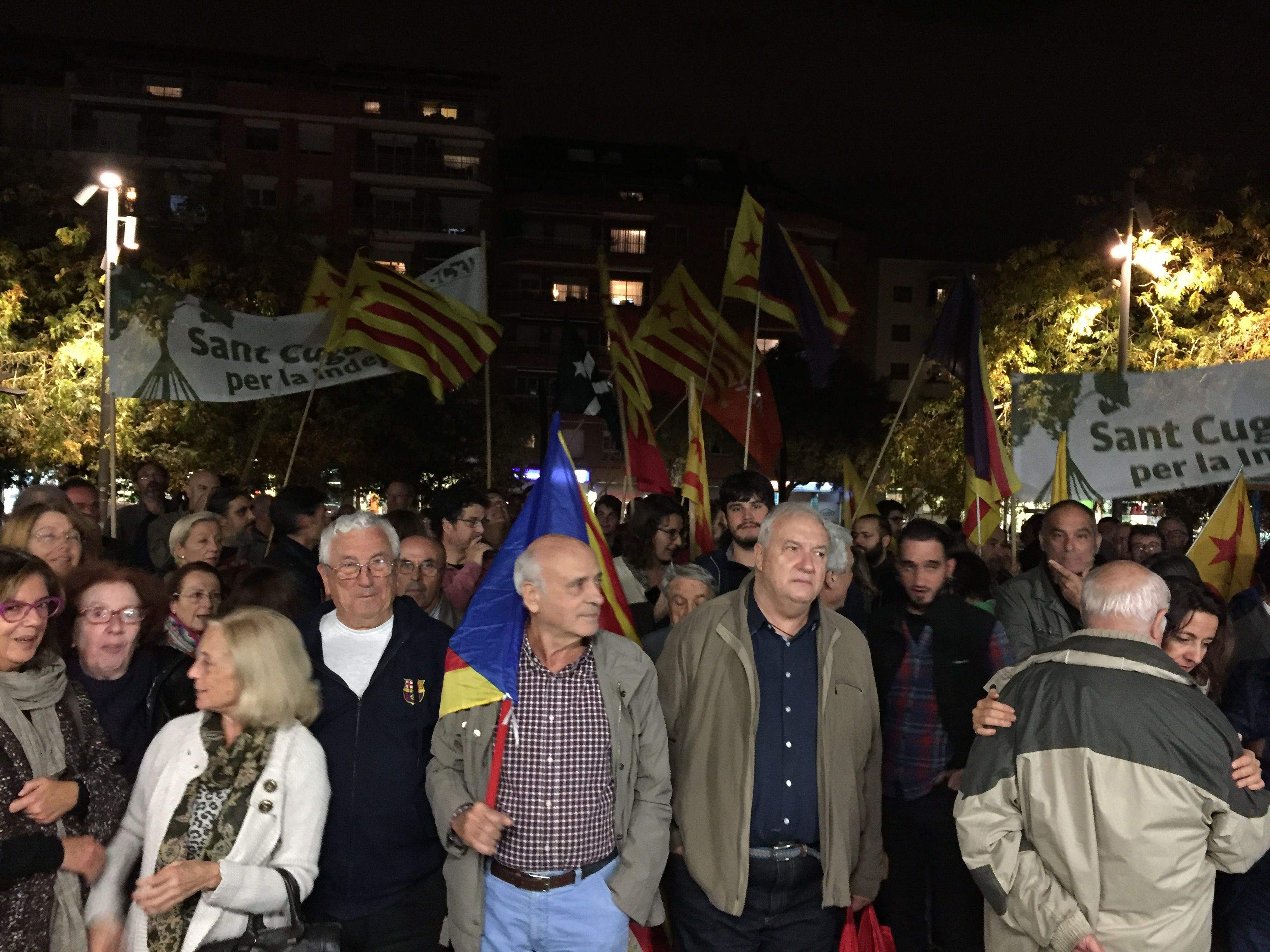 un centenar de persones s'ha concentrat en suport de l'alcaldessa de Berga  FOTO: C. Caballé
