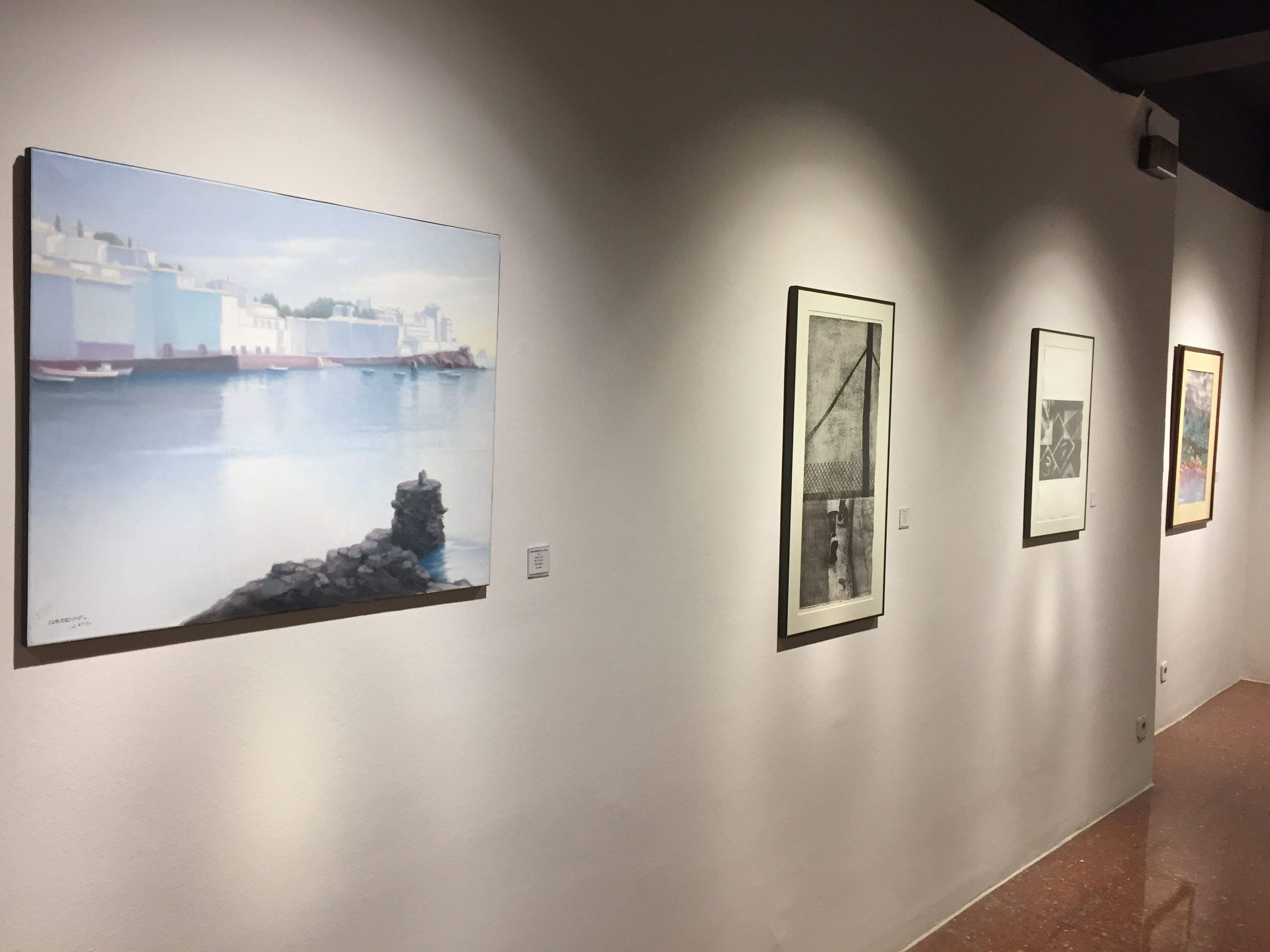 Canals acull la mostra '12 artistes de Sant Cugat'  FOTO: C. Caballé