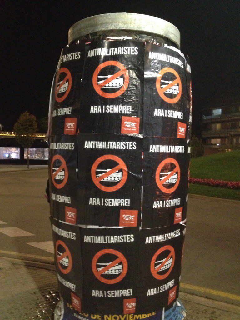 Cartells antimilitaristes penjats a davant dels cinemes de Sant Cugat FOTO: JERC