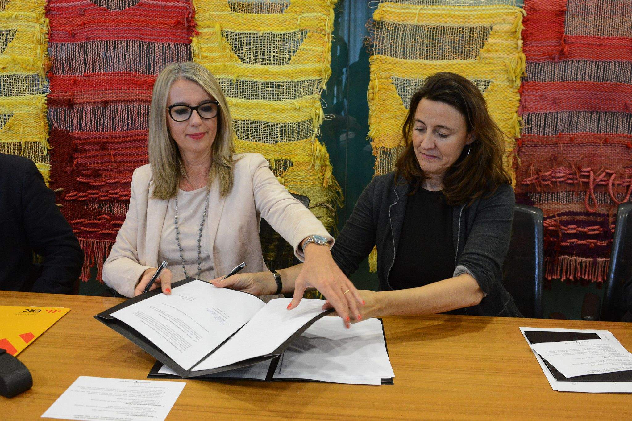 Mireia Ingla i Mercè Conesa signant l'acord a la Sala Ginesta aquest dijous, 10 de novembre FOTO: Localpres