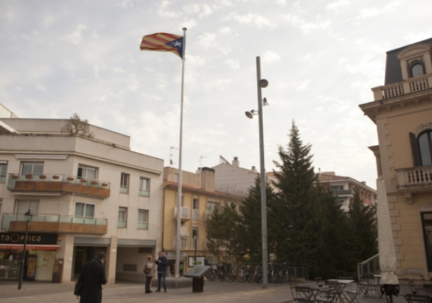  L'estelada a la plaça de l'estació FOTO: Artur Ribera 
