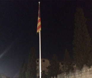 L'estelada ja oneja a plaça d'Octavià FOTO: Cedida 