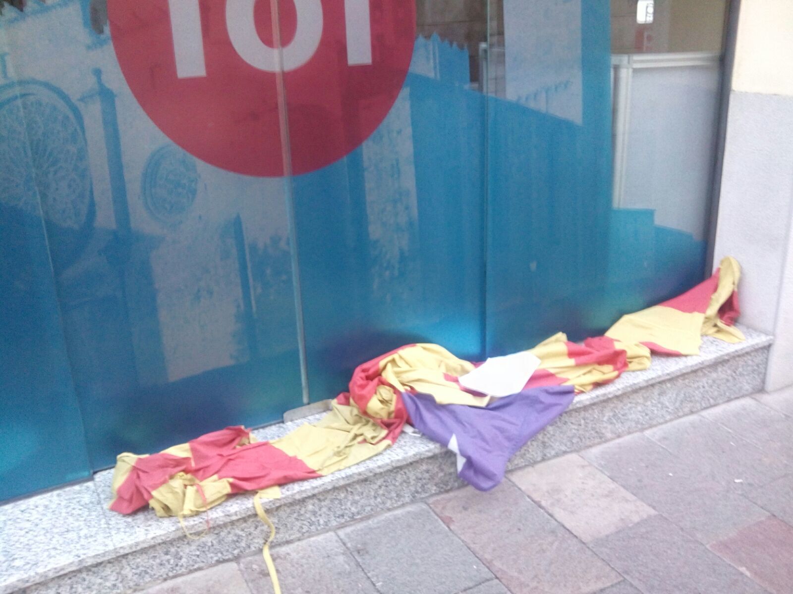 L'estelada a la porta del TOT. FOTO: B.Bella 