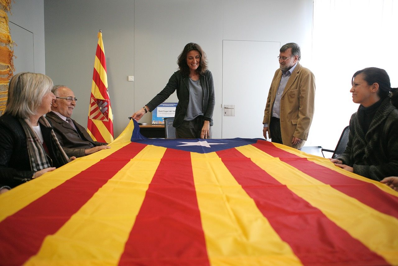L'ANC va regalar l'estelada a l'Ajuntament al 2014 FOTO: Artur Ribera