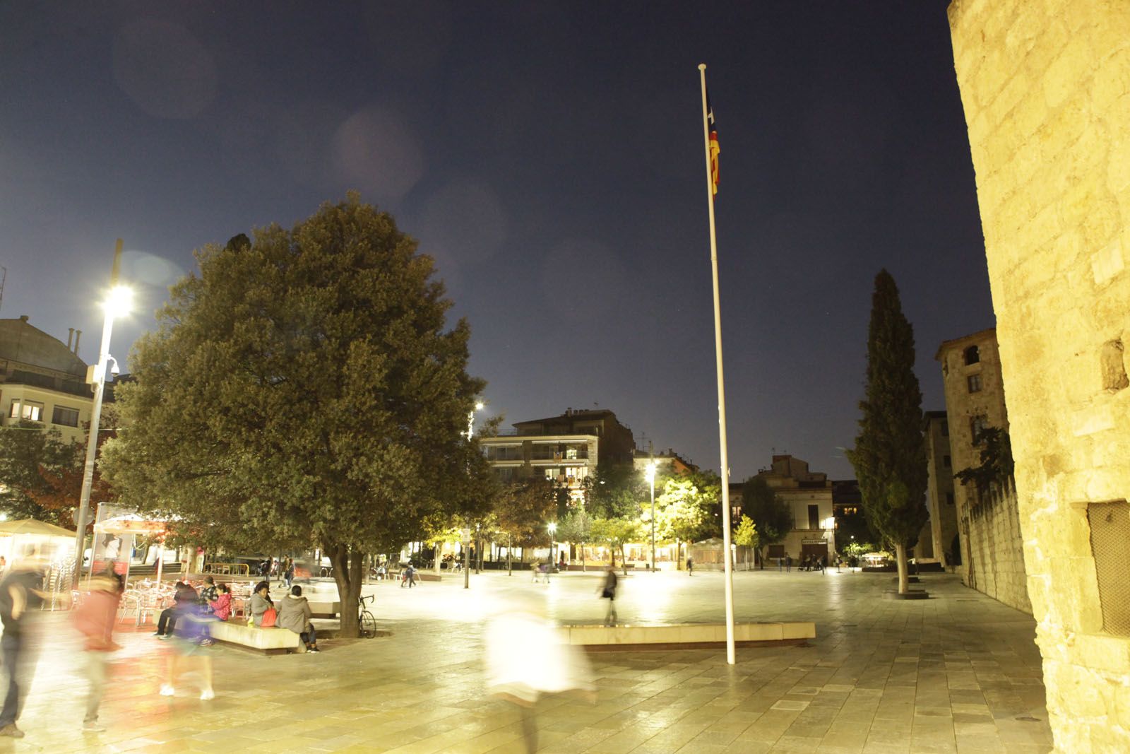 L'estelada ja és a la plaça d'Octavià FOTO: Artur Ribera 
