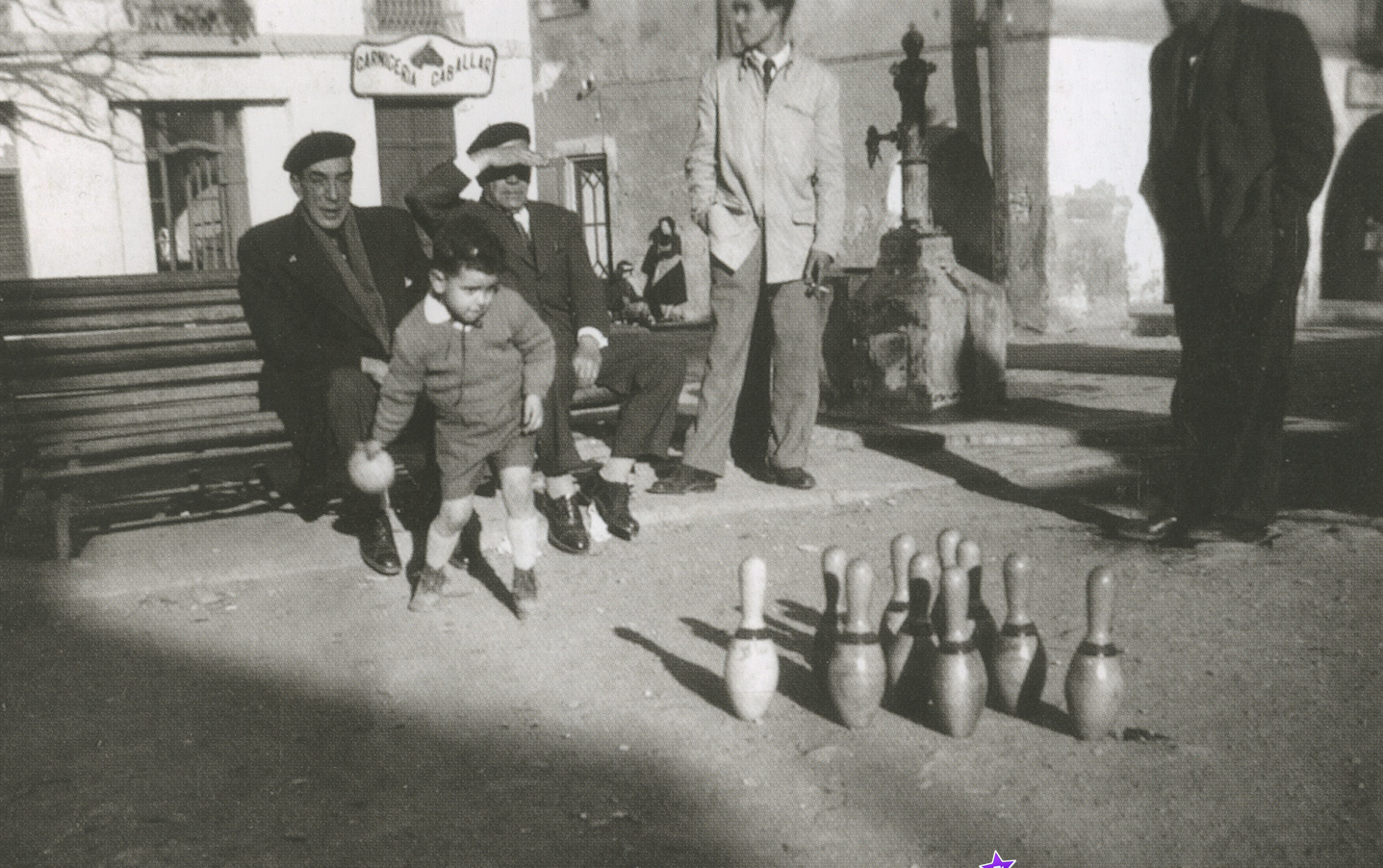 Andreu Garrell jugant a bitlles a la plaça de Sant Pere  Autor desconegut/ Col·lecció família Garrell Casajoana