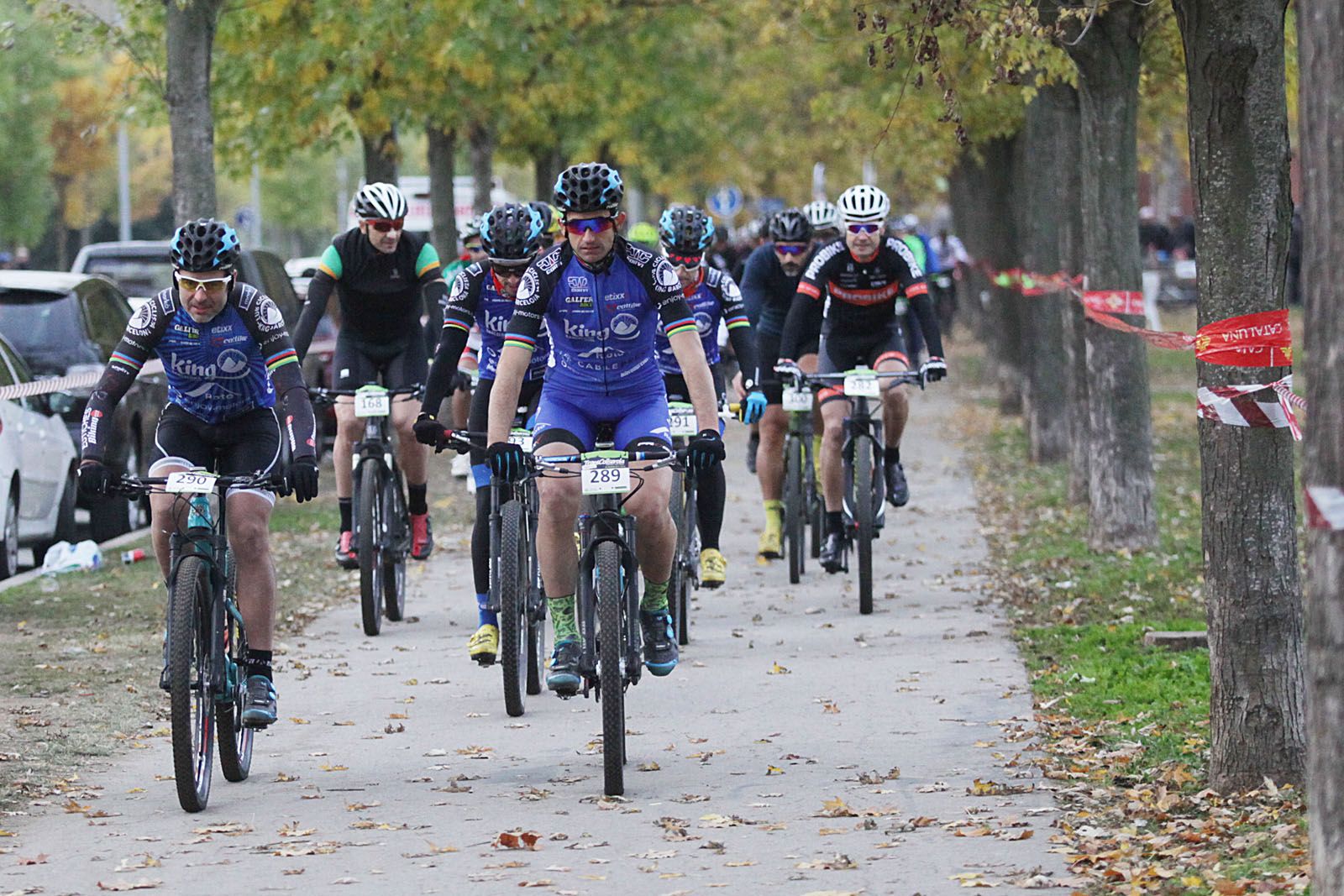 La sortida (fotografia) i l'arribada de la 9a Transcollserola de BTT s'ha fet al parc de la Pollancreda. FOTO: Lali Puig 