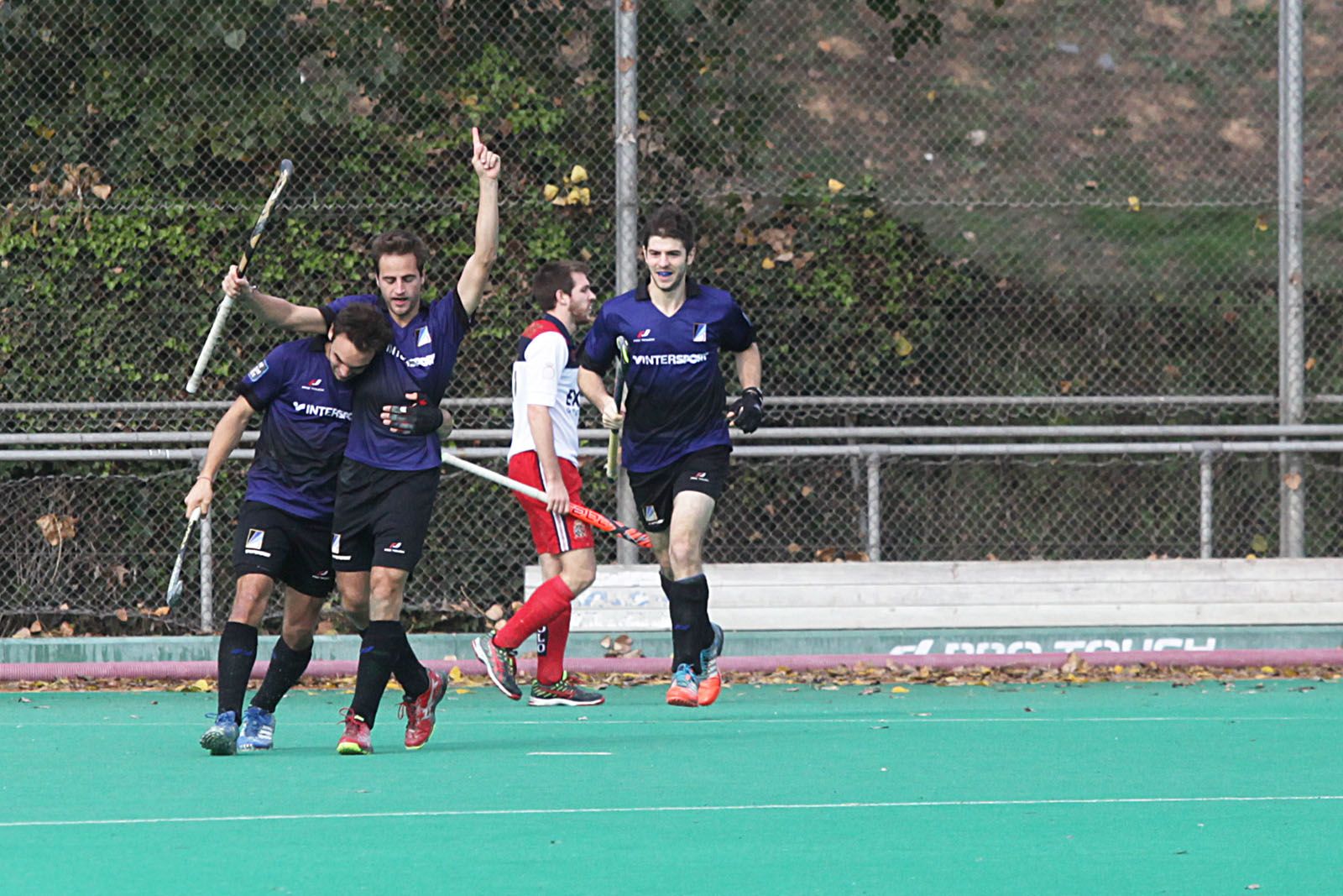 Javi García i els seus companys celebrant el gol del Junior FC. FOTO: Lali Puig