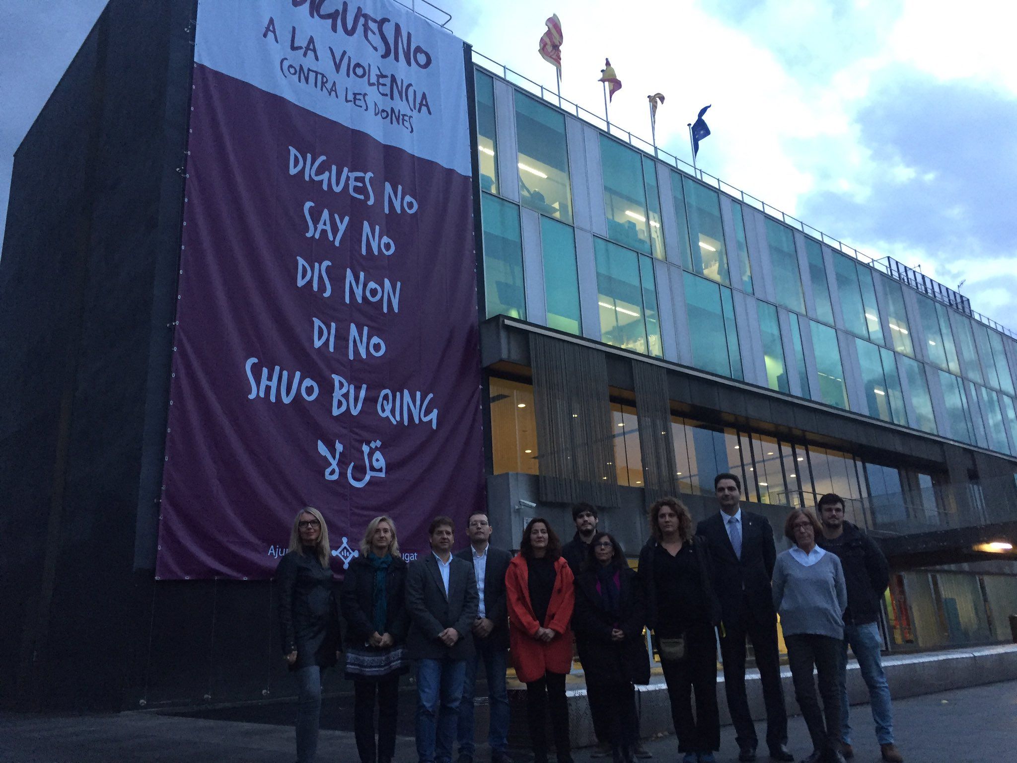 L'Ajuntament va penjar un cartell a la façana de l'edifici FOTO: @ajsantcugat