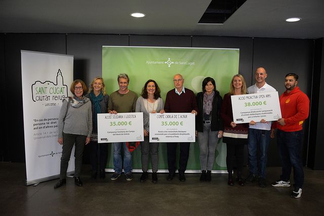 Moment de l'entrega dels 108.000 euros FOTO: Localpres