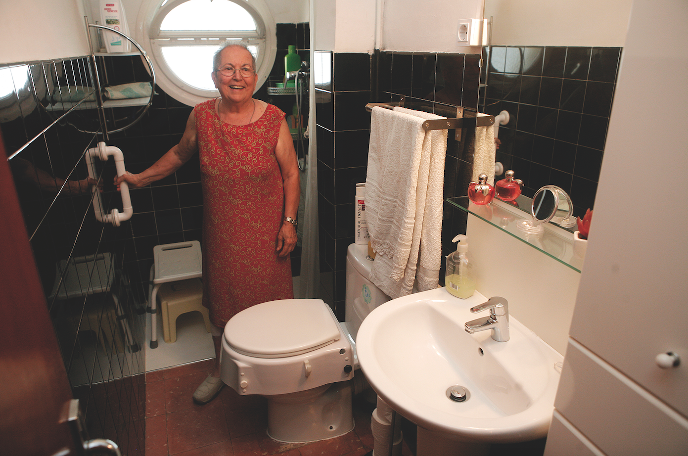 Una àvia santcugatenca mostra un arranjament fet per Serveis Socials per treure barreres arquitectòniques a les llars FOTO: Artur Ribera