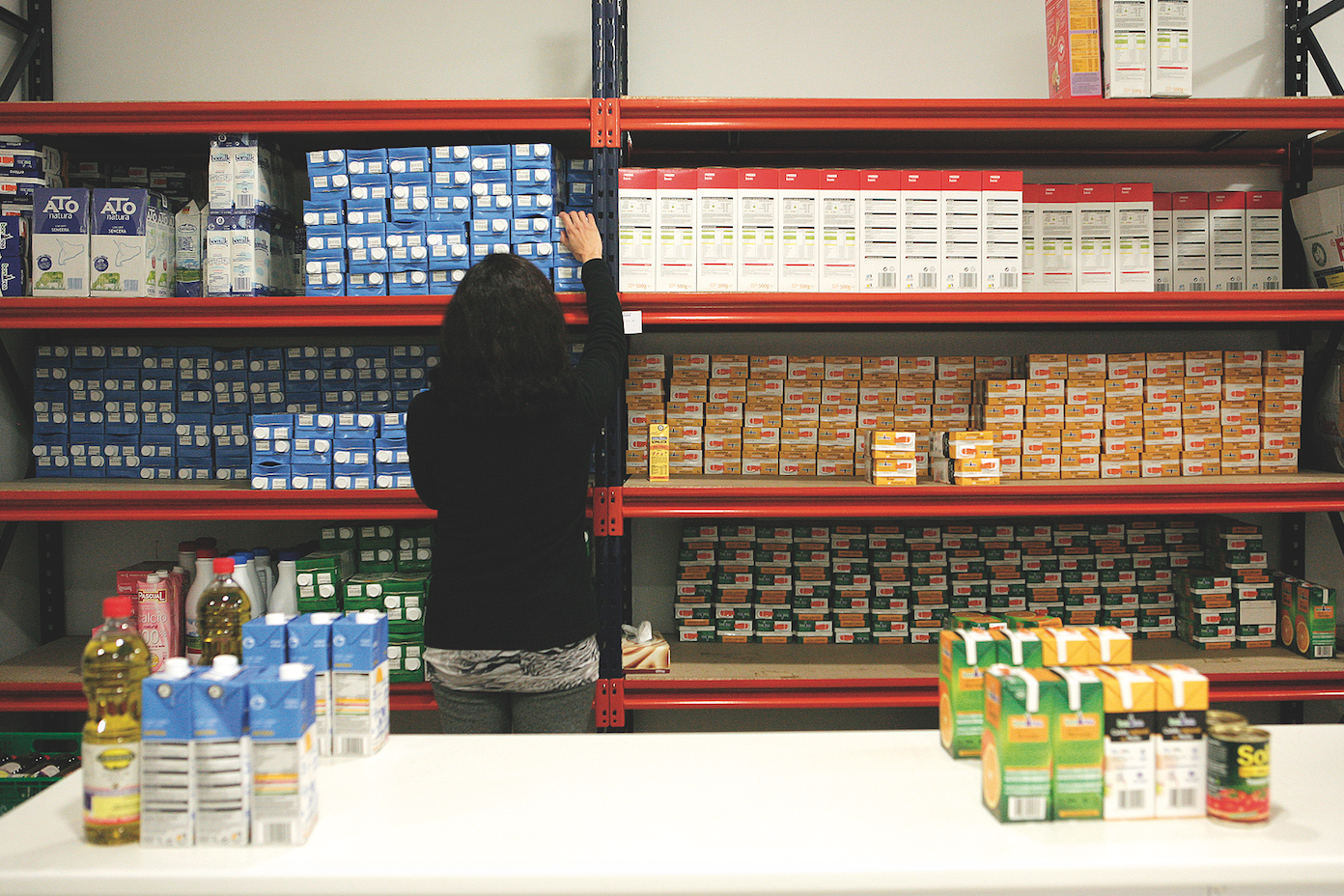 El rebost de Càritas s’encarrega de repartir menjar cada 15 dies FOTO: Artur Ribera