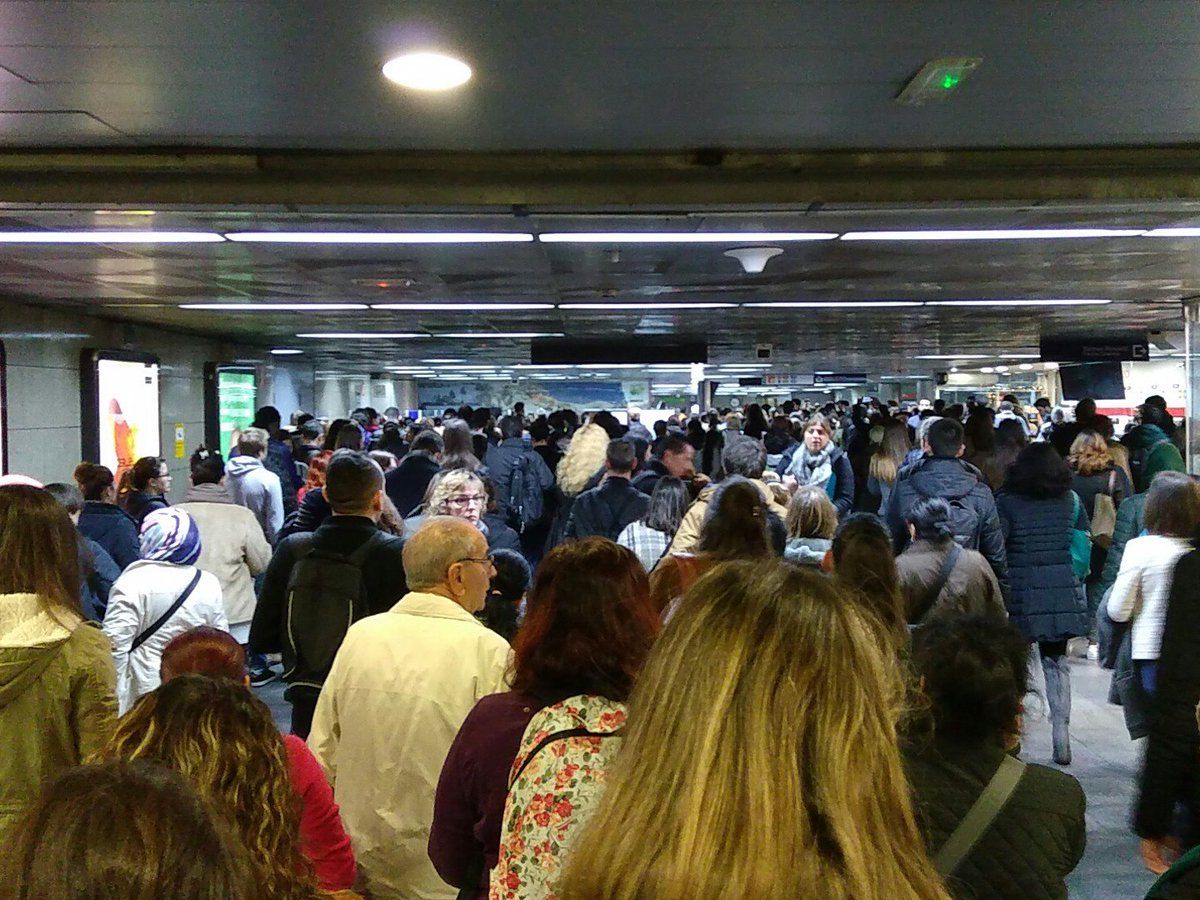 Aglomeració de gent a l'estació de Provença aquest divendres FOTO @perejp 