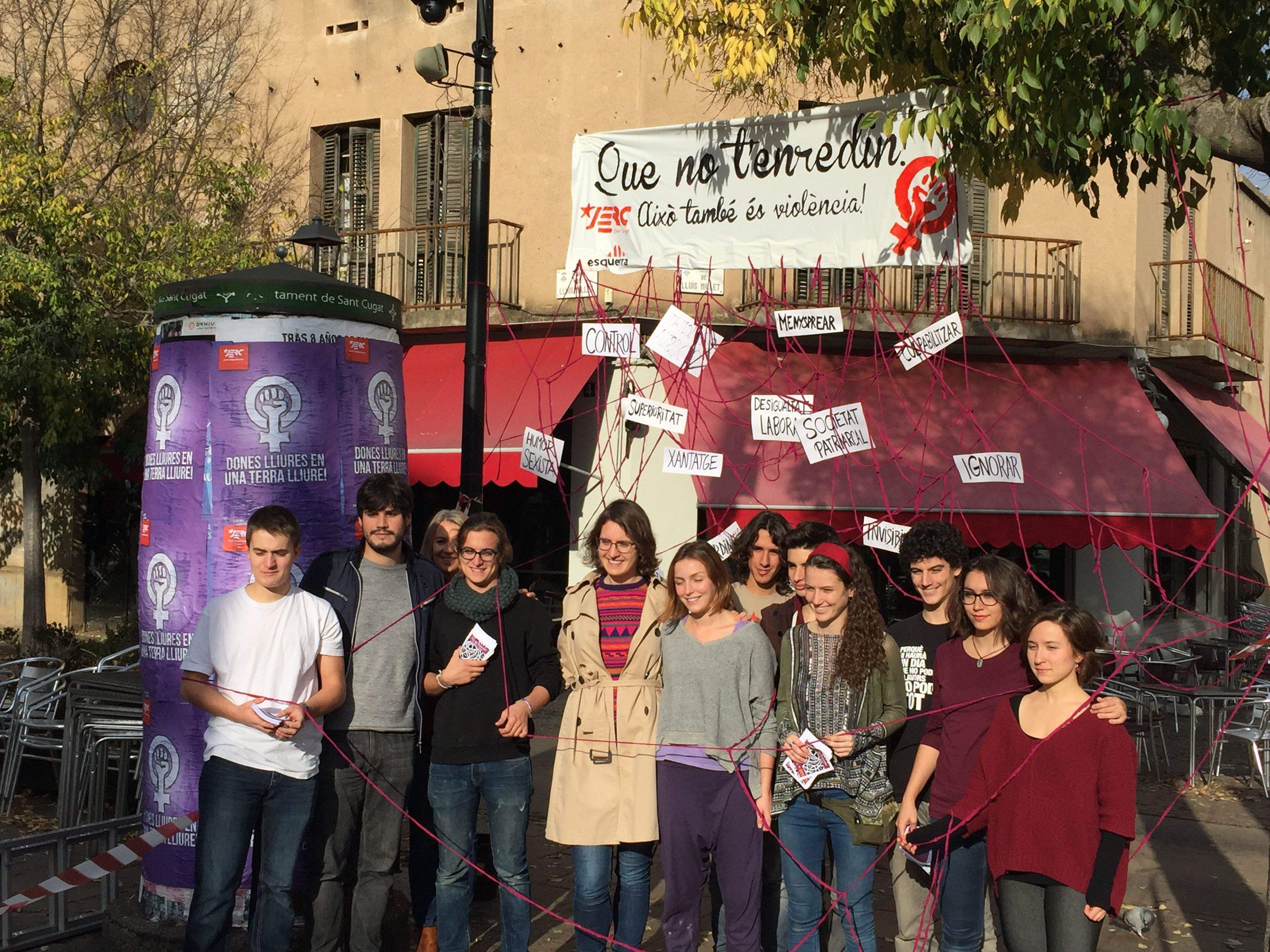 Les JERC i els regidors d'ERC a Sant Cugat a la plaça de Lluís Millet