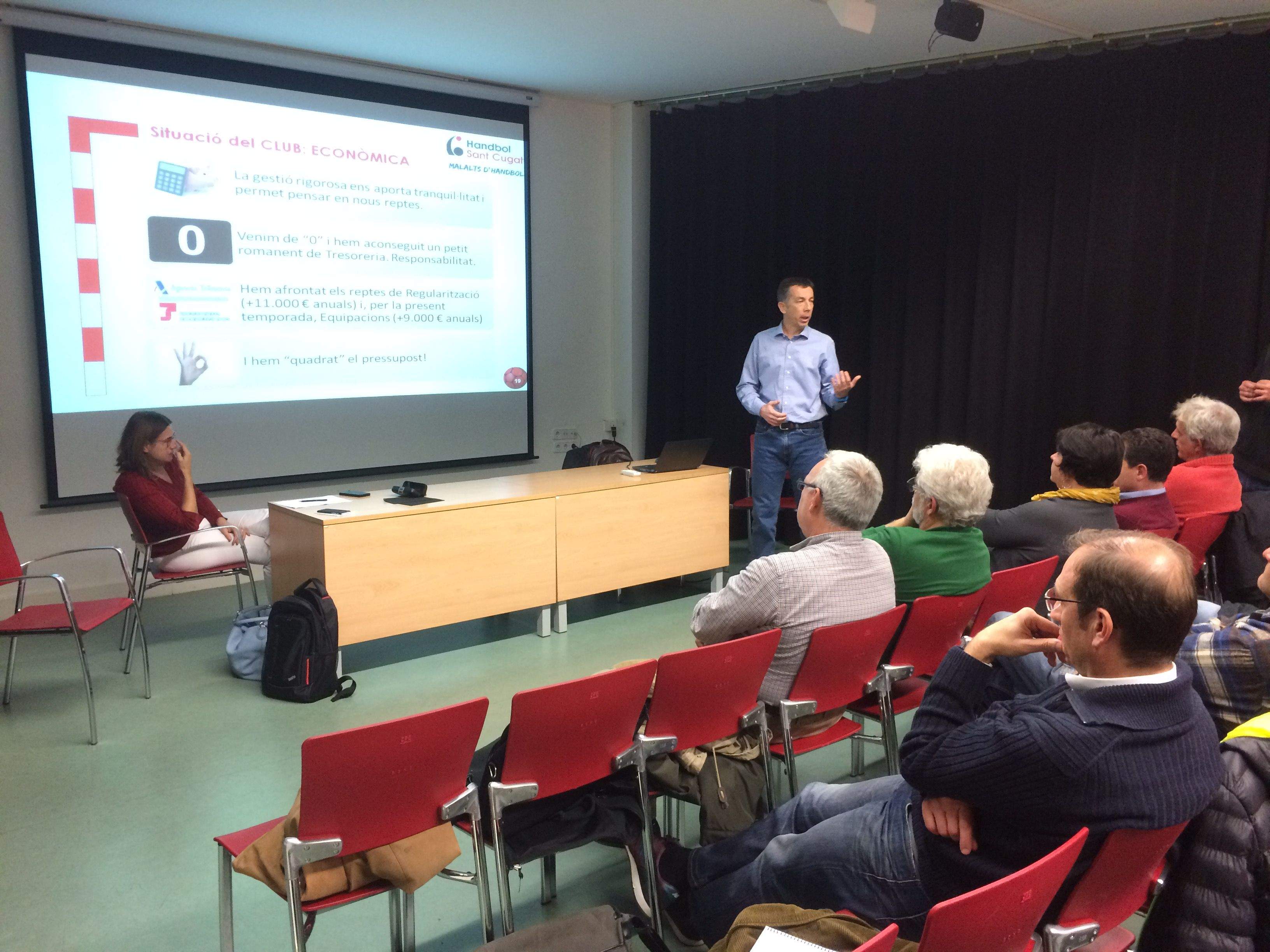 Miquel Catarineu, en un moment de l'assemblea. FOTO: À. L. P.