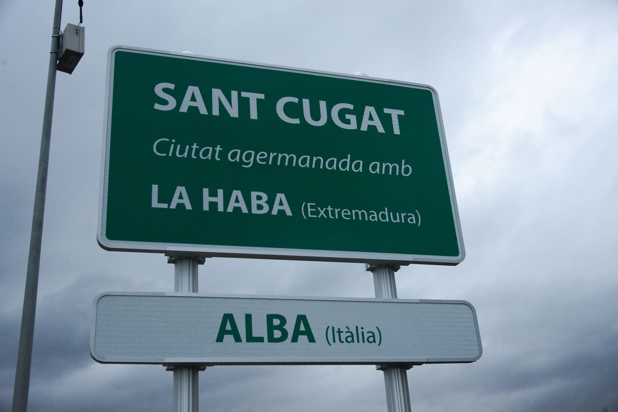 La placa que informa de l'agermanament, a la carretera de Cerdanyola FOTO: Localpres