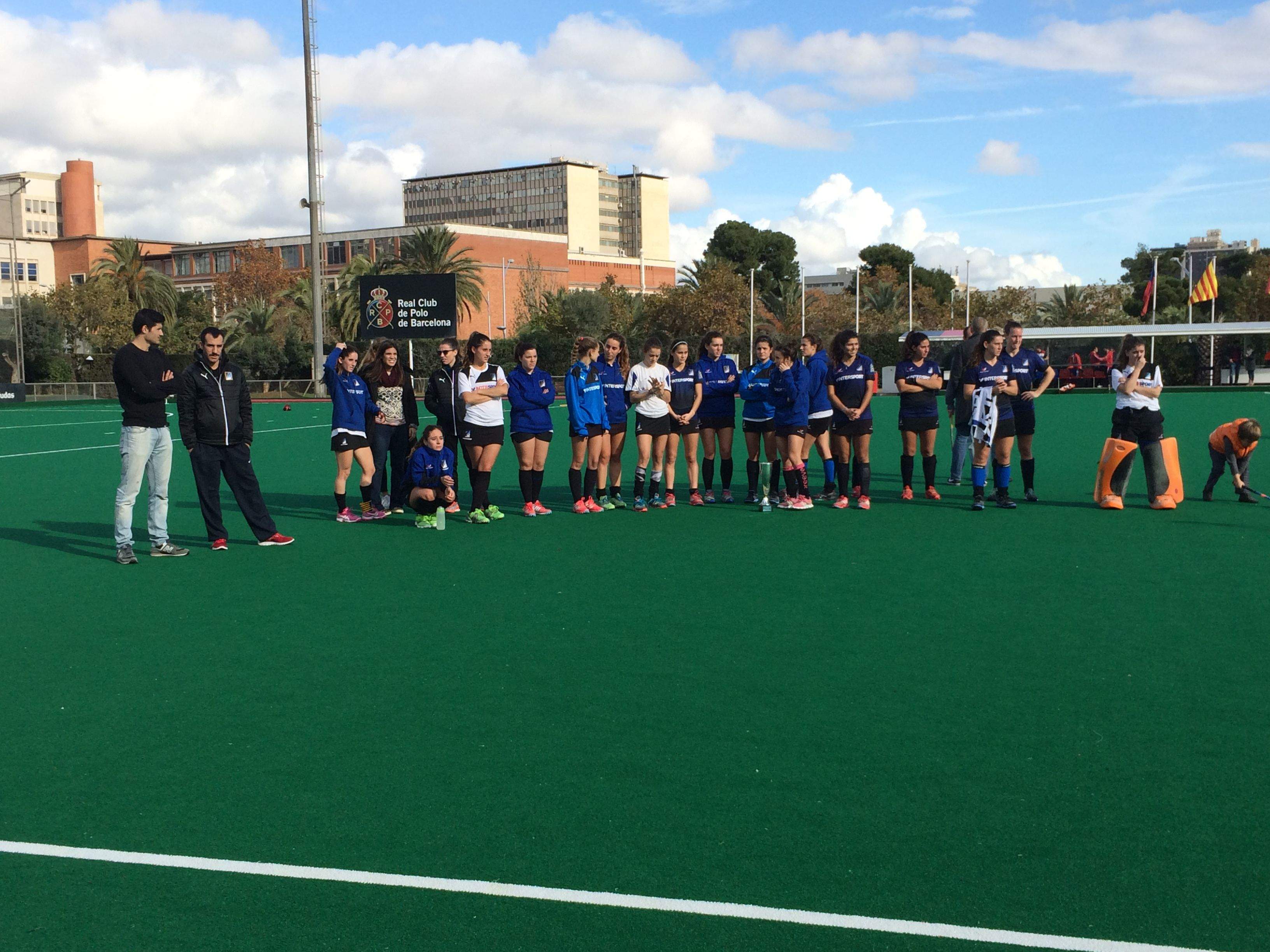 Les jugadores del Junior FC després de perdre la final amb el CD Terrassa. FOTO: À. L. P.