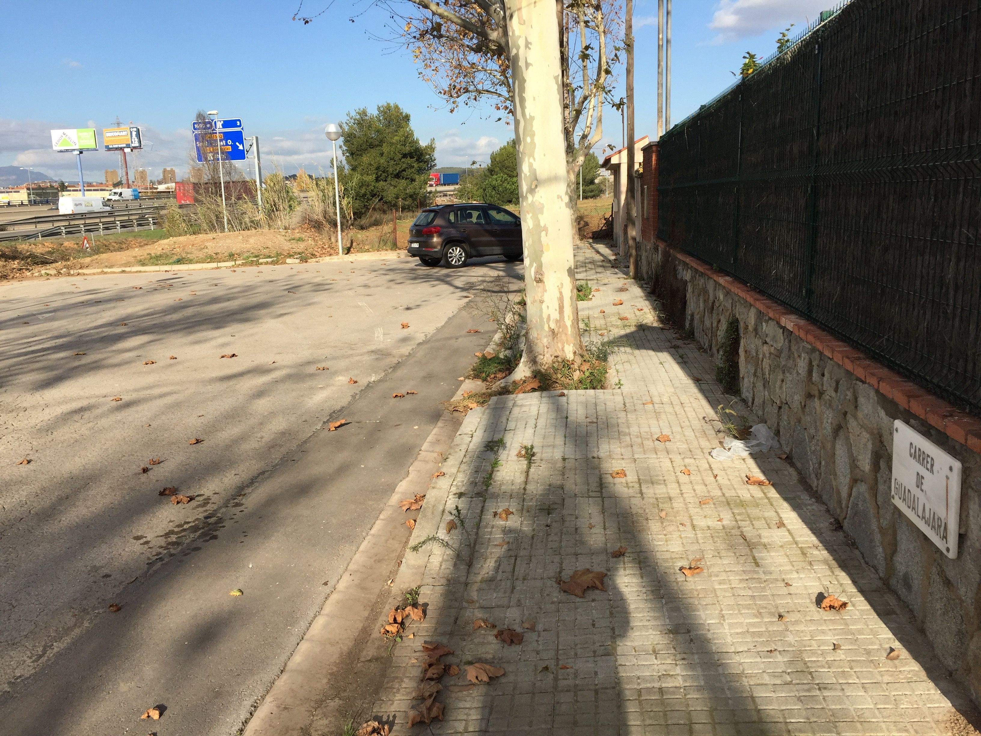 El carrer de Guadalajara, a Mira-sol, és dels més propers a l'autopista FOTO: TOT Sant Cugat