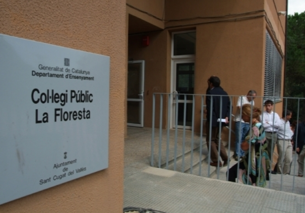 Placa de l'escola de la Floresta. FOTO: Arxiu