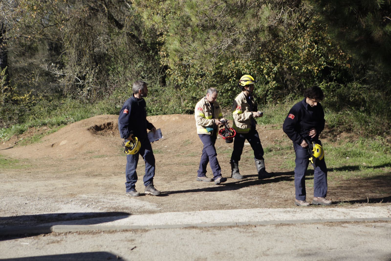 Imatge dels Bombers buscant els nens FOTO: Artur Ribera 