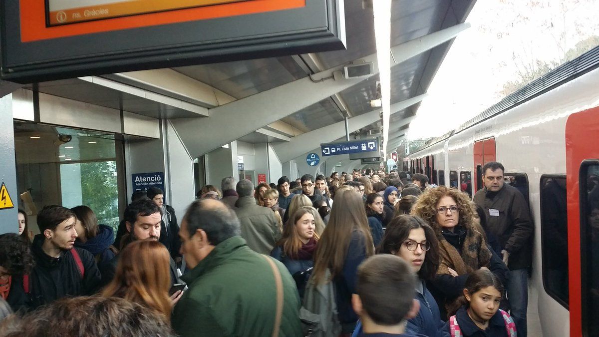 Aquest matí, 2 de desembre, a l'estació de Sant Cugat FOTO: @OscarrHS 