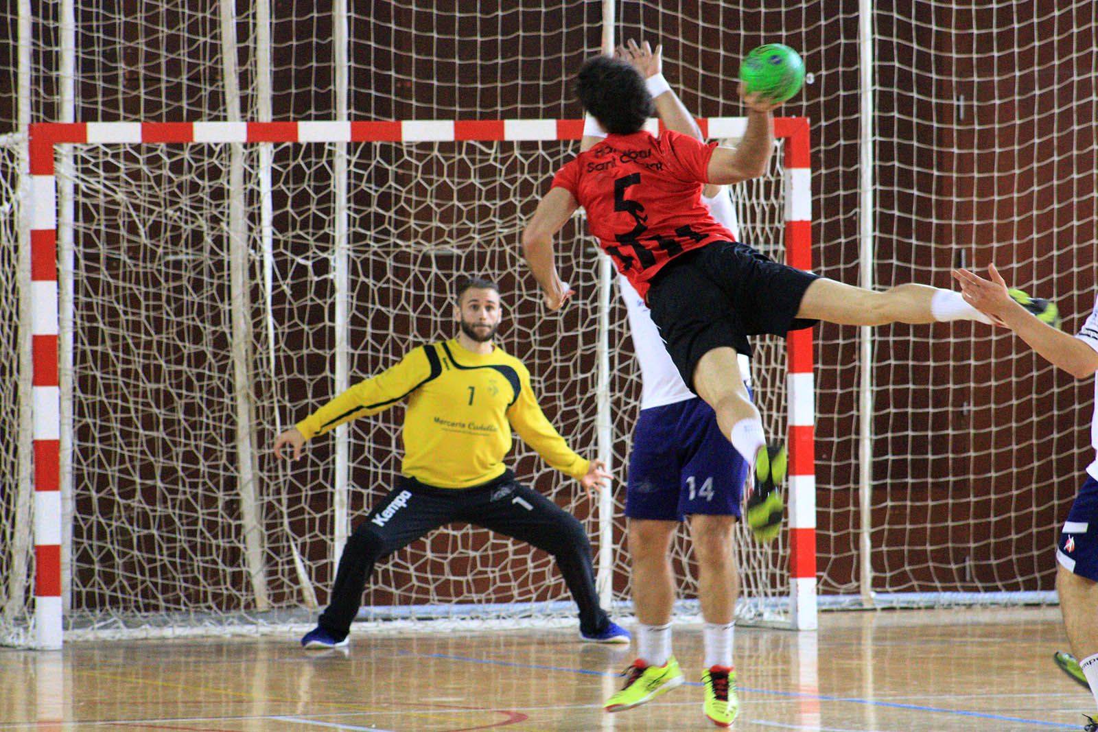 Arnau Domingo en una acció del partit contra el CH Sant Esteve Palautordera. FOTO: Lali Álvarez