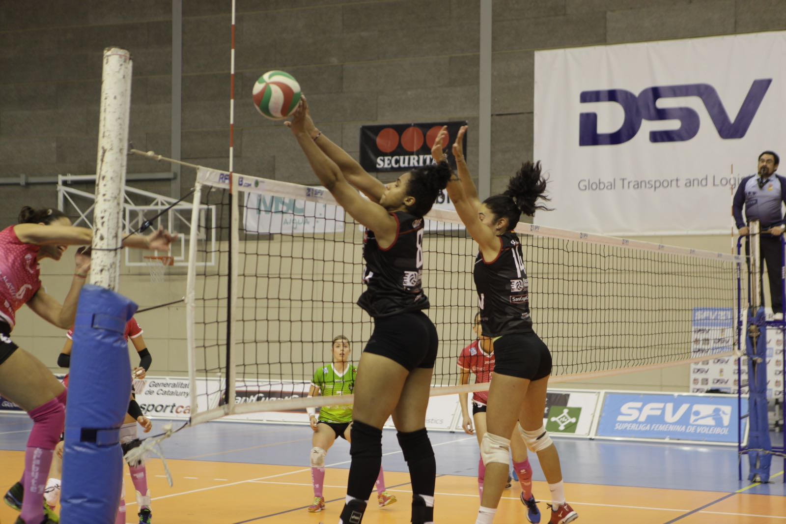 La brasilera Carla Moreira fent un bloqueig en el partit contra el Naturhouse. FOTO: Artur Ribera