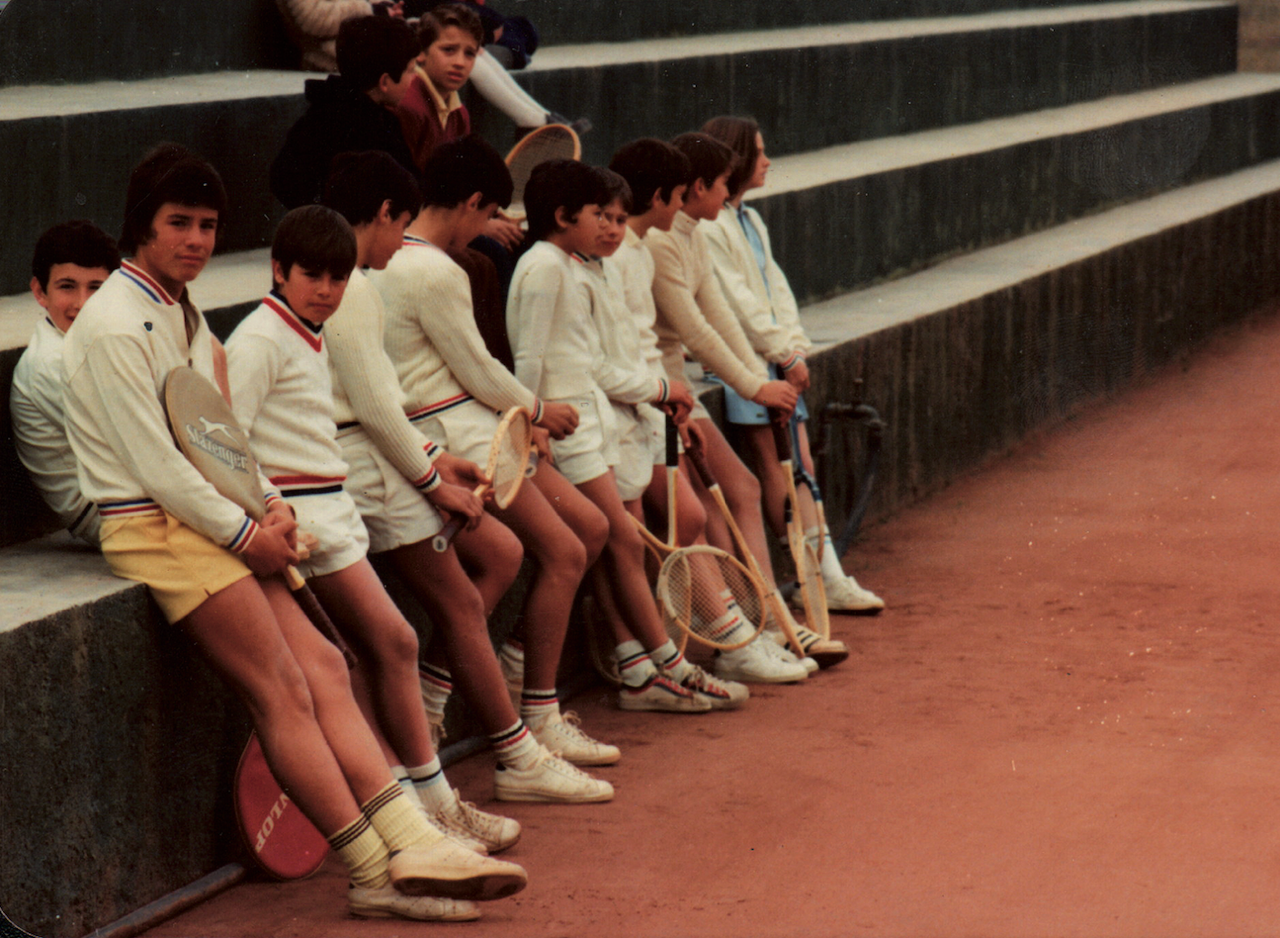 Alumnes de l’escola de tennis a les grades de la pista 5. Era l’any 1977. FOTO: CTN Sant Cugat