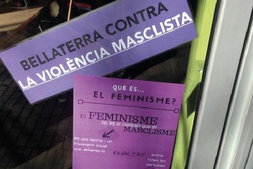 Cartell a l’agència de viatges Taller de Viatges, davant de l’estació de Bellaterra FOTO: Cedida