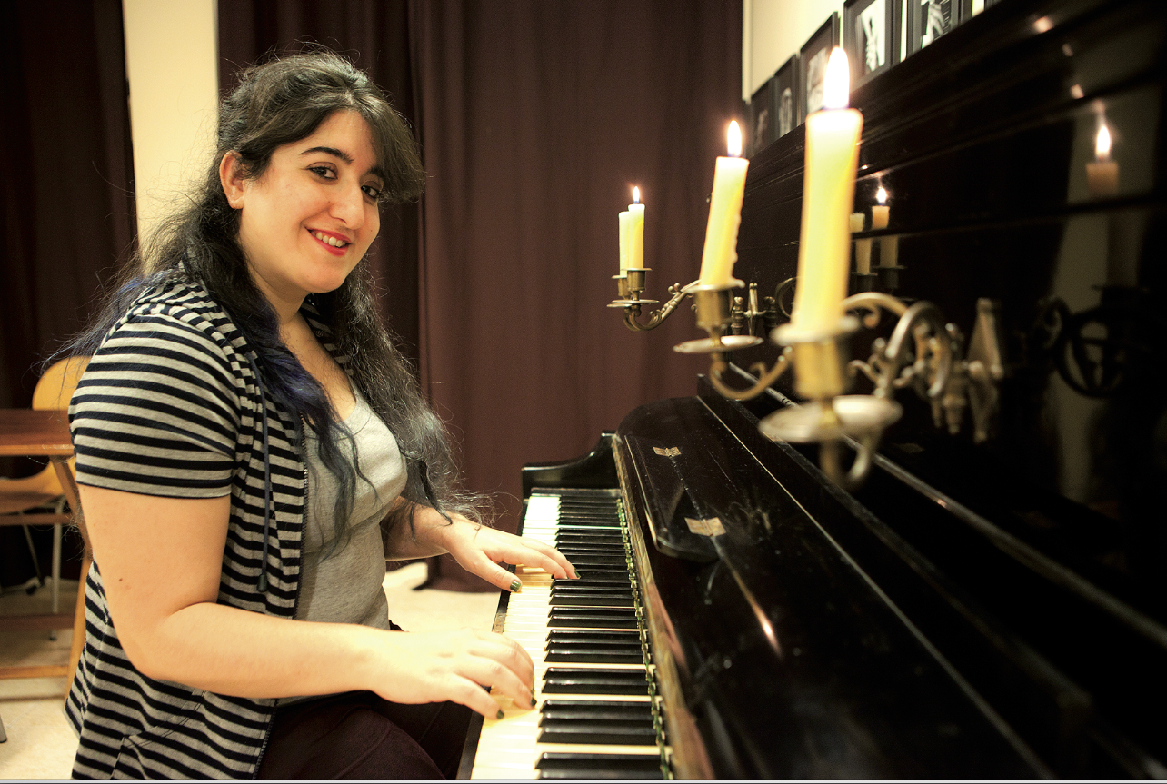 Mireia Decler al Centre d’Estudis Musicals Gymel, on fa classes de cant i llenguatge musical FOTO: Artur Ribera