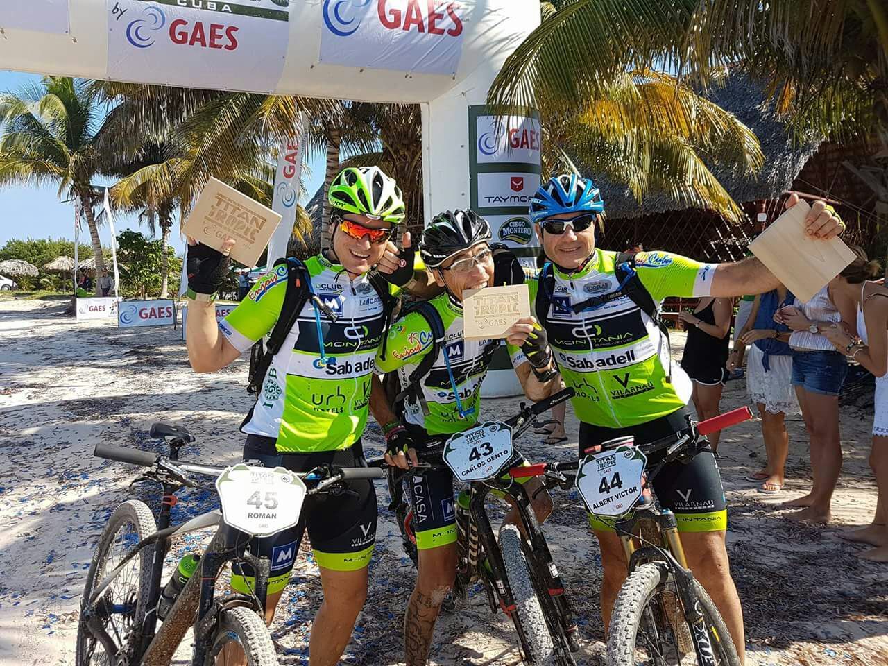 Roman Lozano, Carlos Gento i Albert Víctor, amb el document que els acredita com a 'finishers'. FOTO: Equip Montania Team 