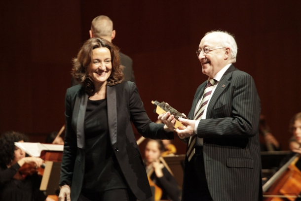 L'actor Jaume Pla recollint el premi de mans de l'alcaldessa, Mercè Conesa, en l'edició de l'any passat FOTO: Artur Ribera