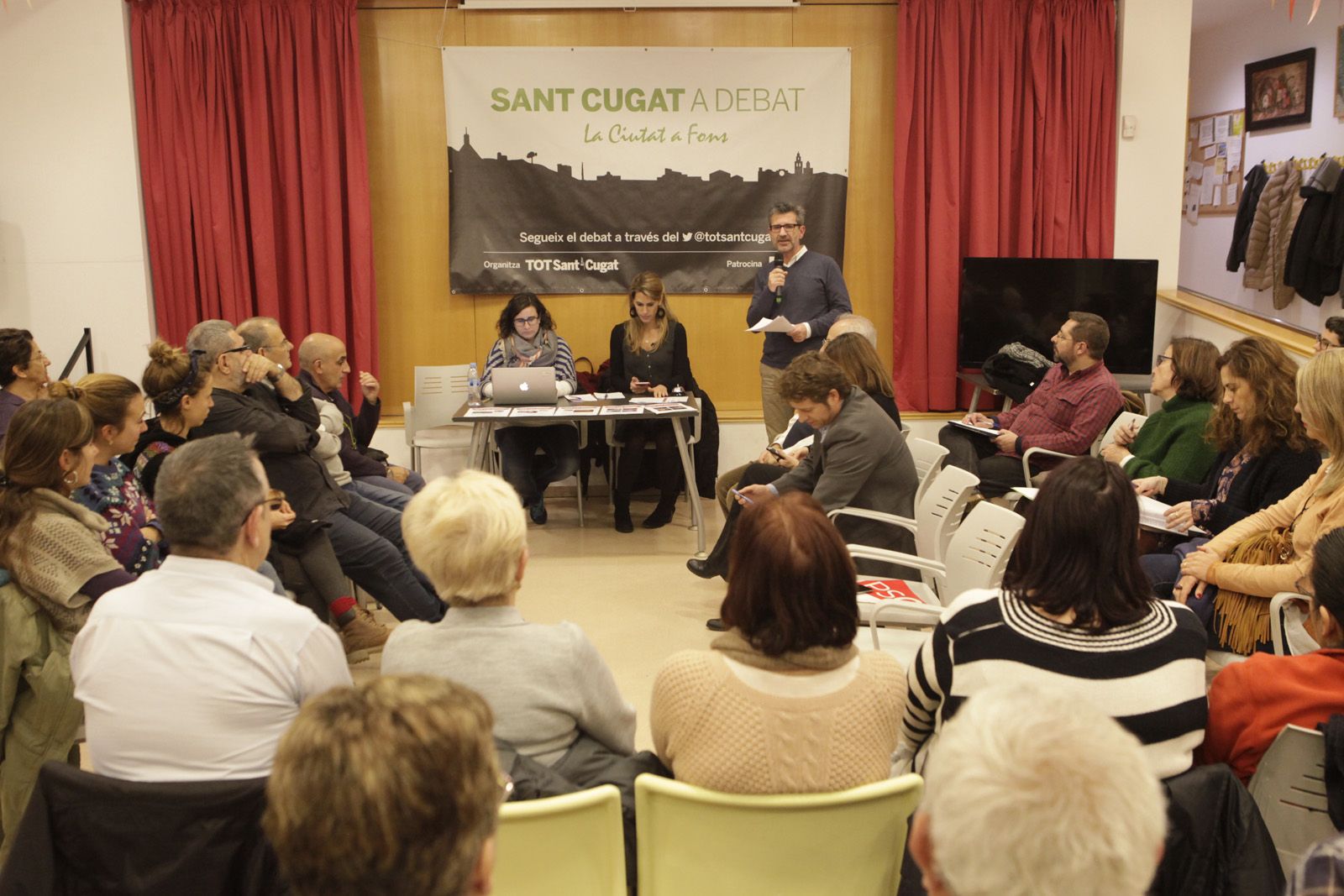 El debat l'ha presentat el director del TOT Sant Cugat, Josep Maria Vallès FOTO: Artur Ribera 