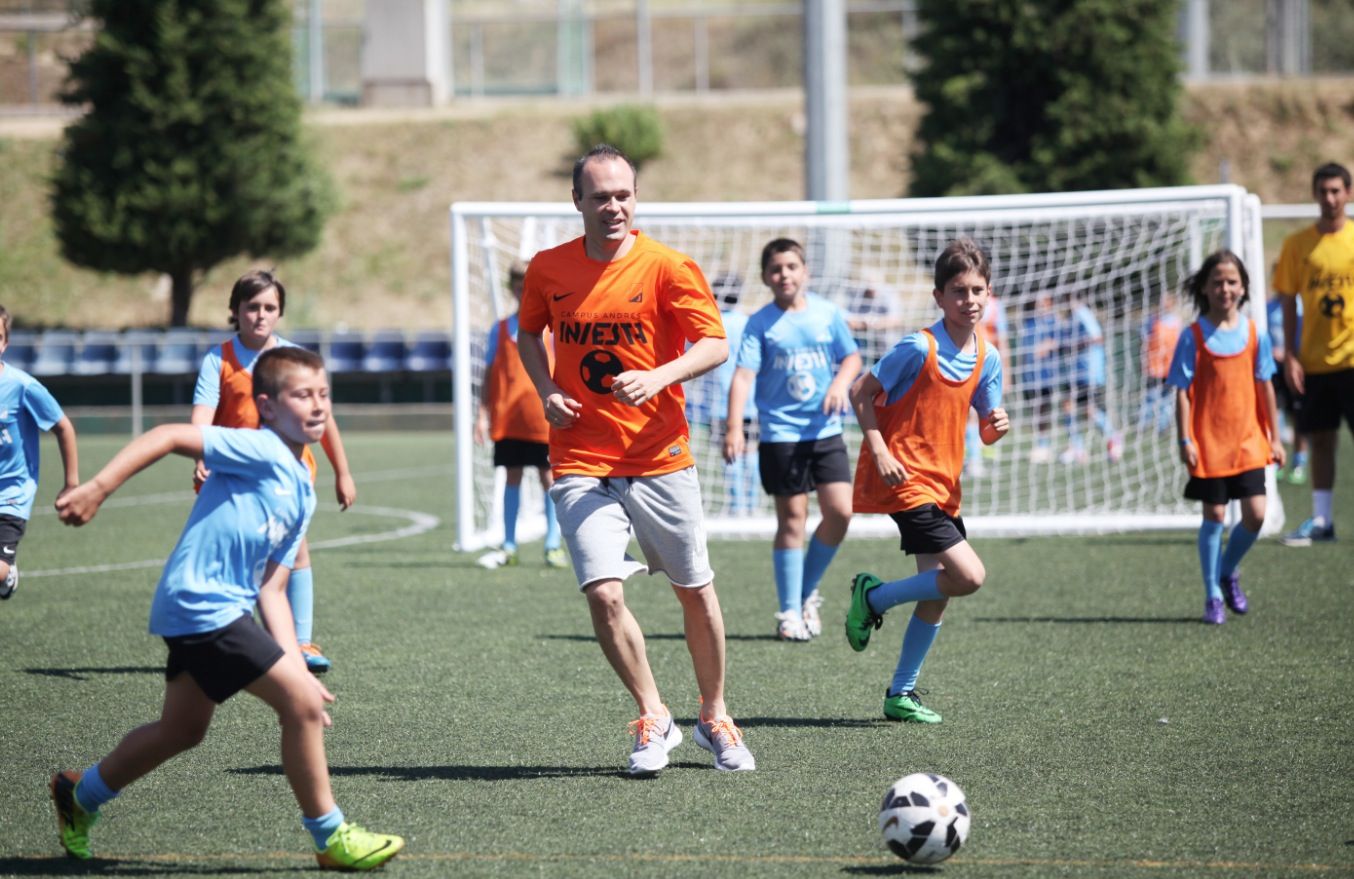 Andrés Iniesta en el campus d'estiu que 2014 va fer al Junior FC. FOTO: Lali Puig