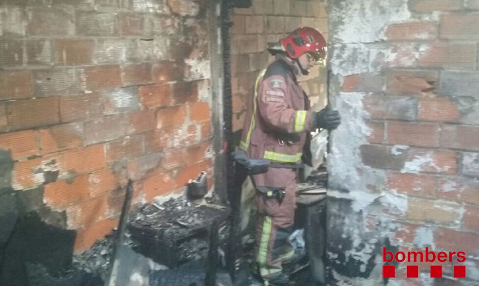 Els Bombers treballant en el punt de l'incendi FOTO: Bombers de la Generalitat