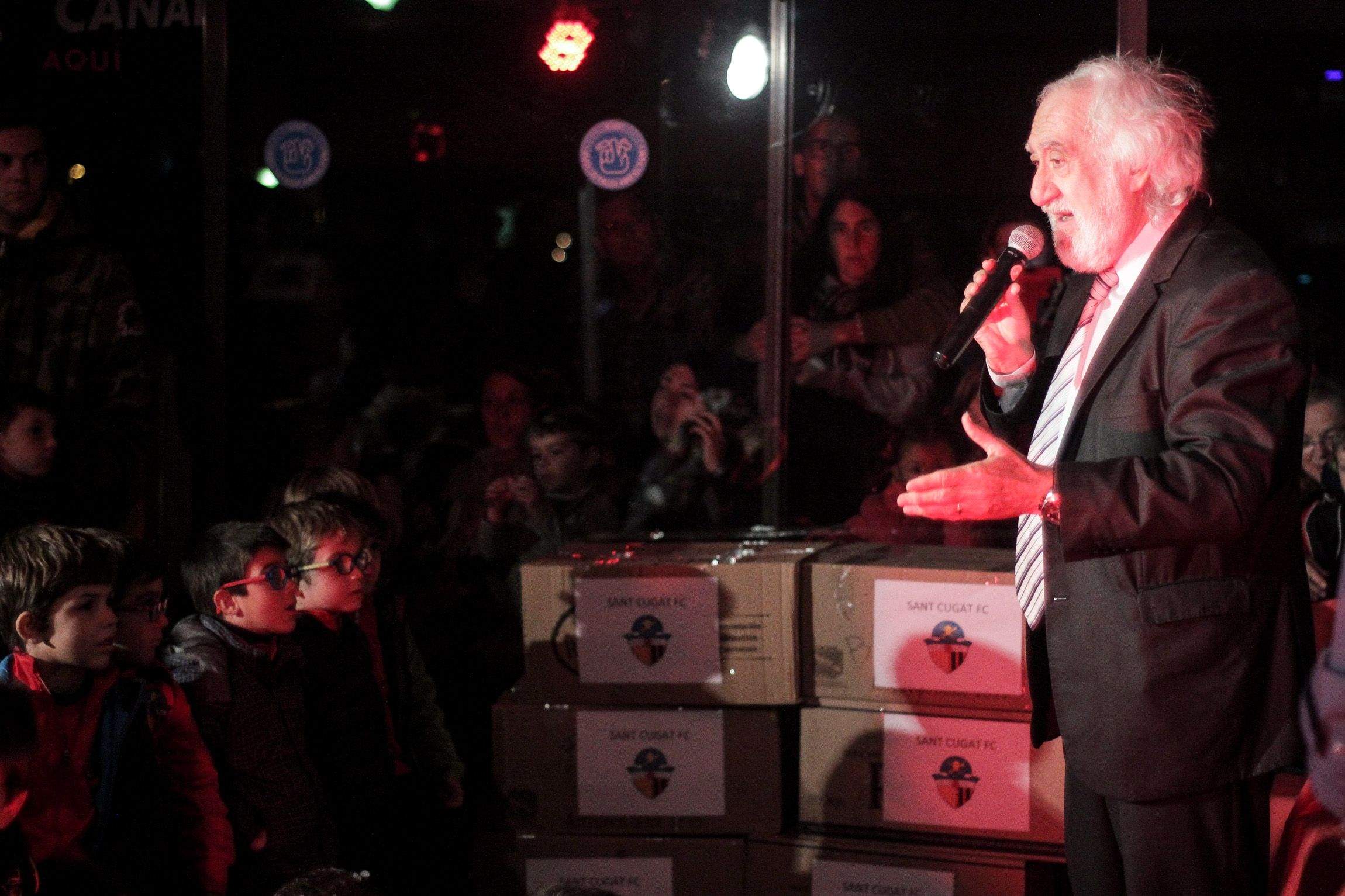 Josep Maldonado ha agraït al Sant Cugat Esport FC les onze caixes de material esportiu per l'ONG ESI. FOTO: Ale Gómez