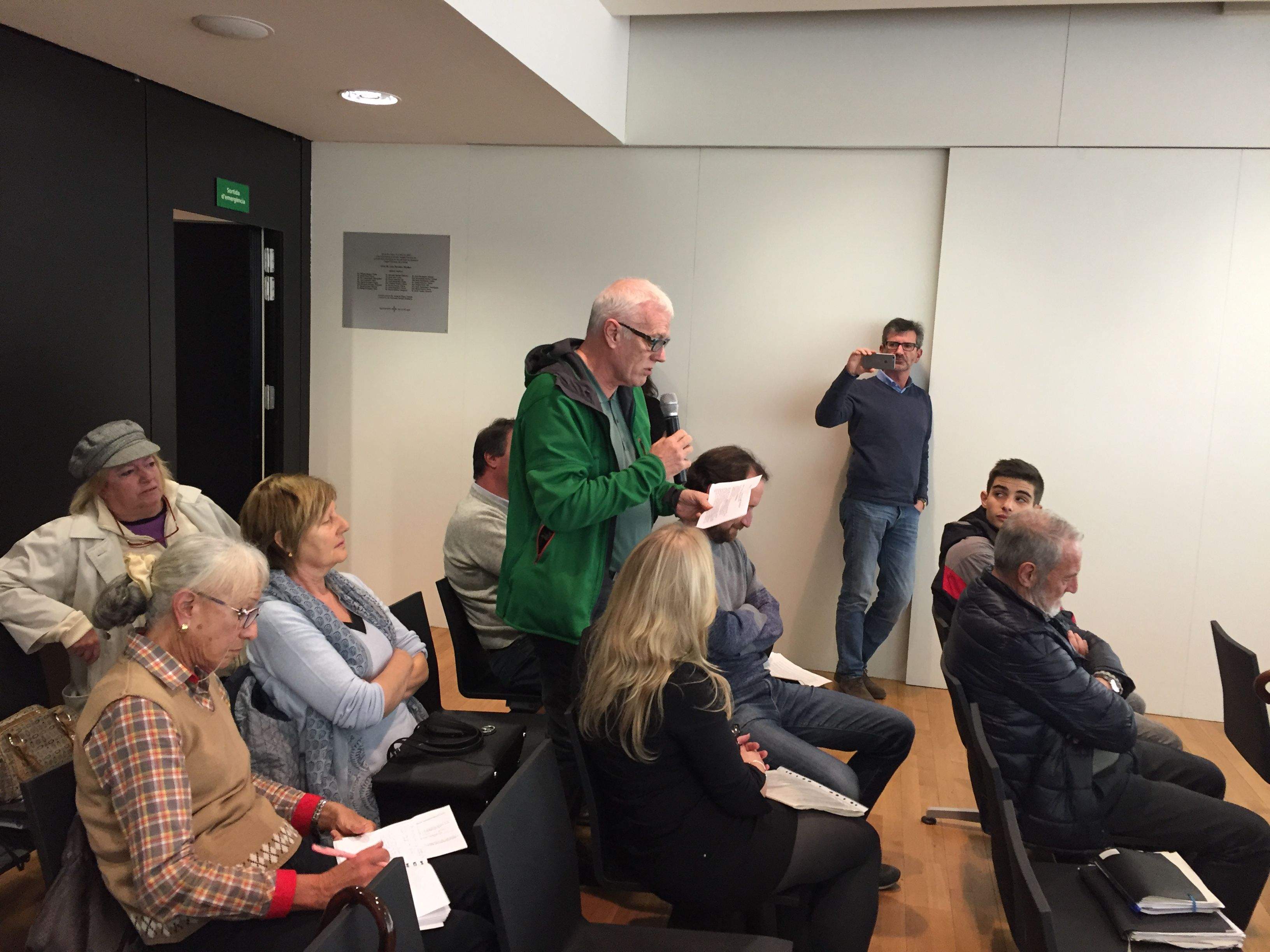 El torn de participació ciutadana ha començat a les 20 hores  FOTO: C. Caballé