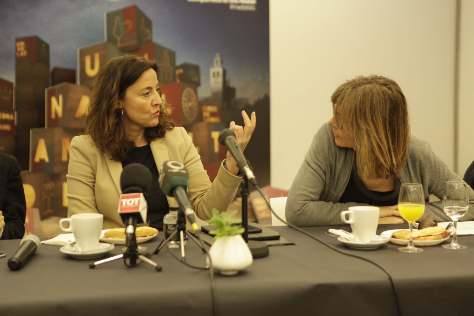 Mercé Conesa parlant amb la tinent d'alcalde de Cultura, Carmela Fortuny FOTO: Artur Ribera 