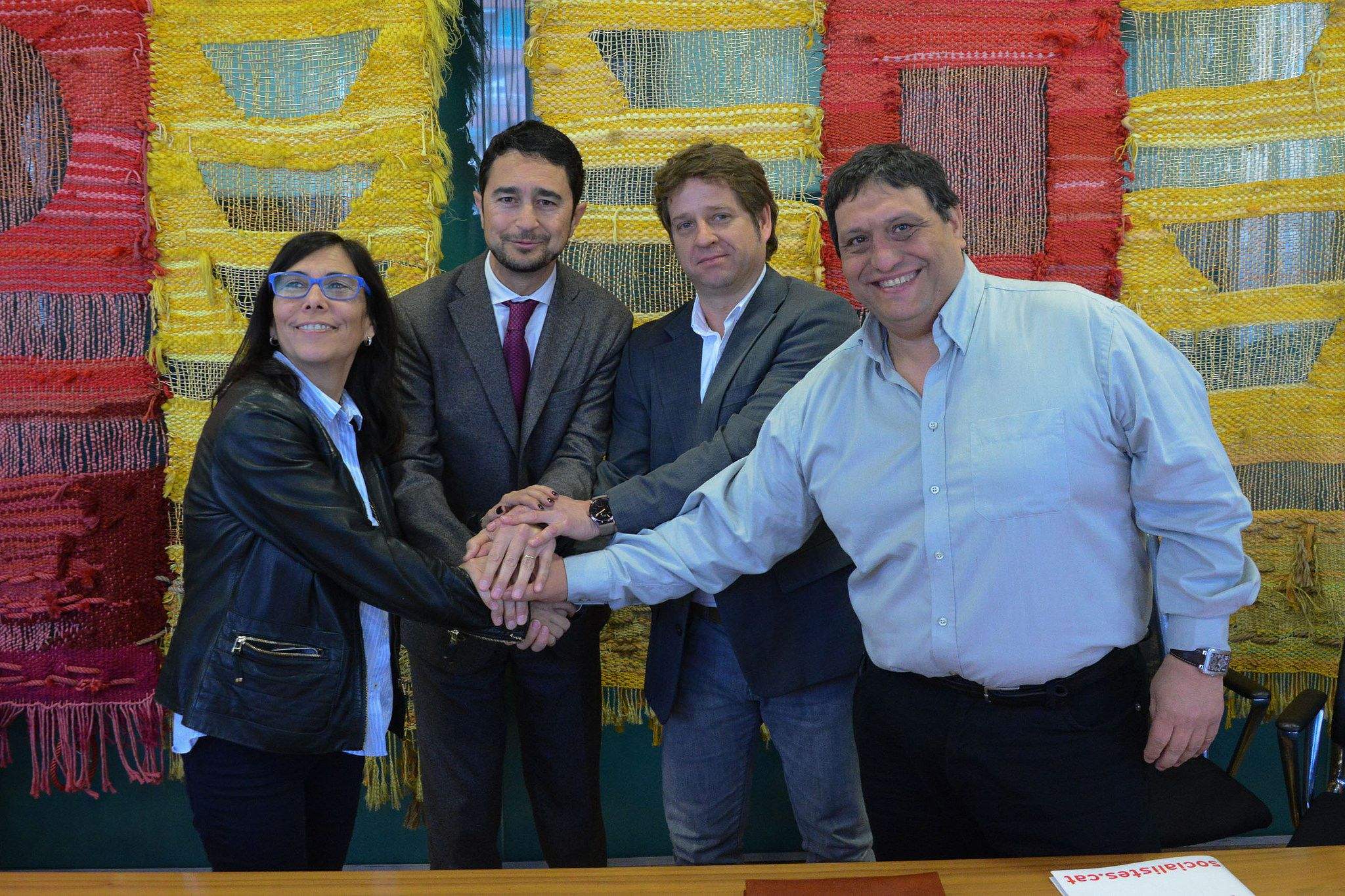 Encaixada de mans entre els dos partits FOTO: Localpres