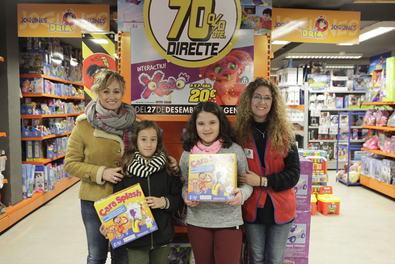  Neus Romero i Laia Expósito, rebent els seus premis. Foto: Artur Ribera