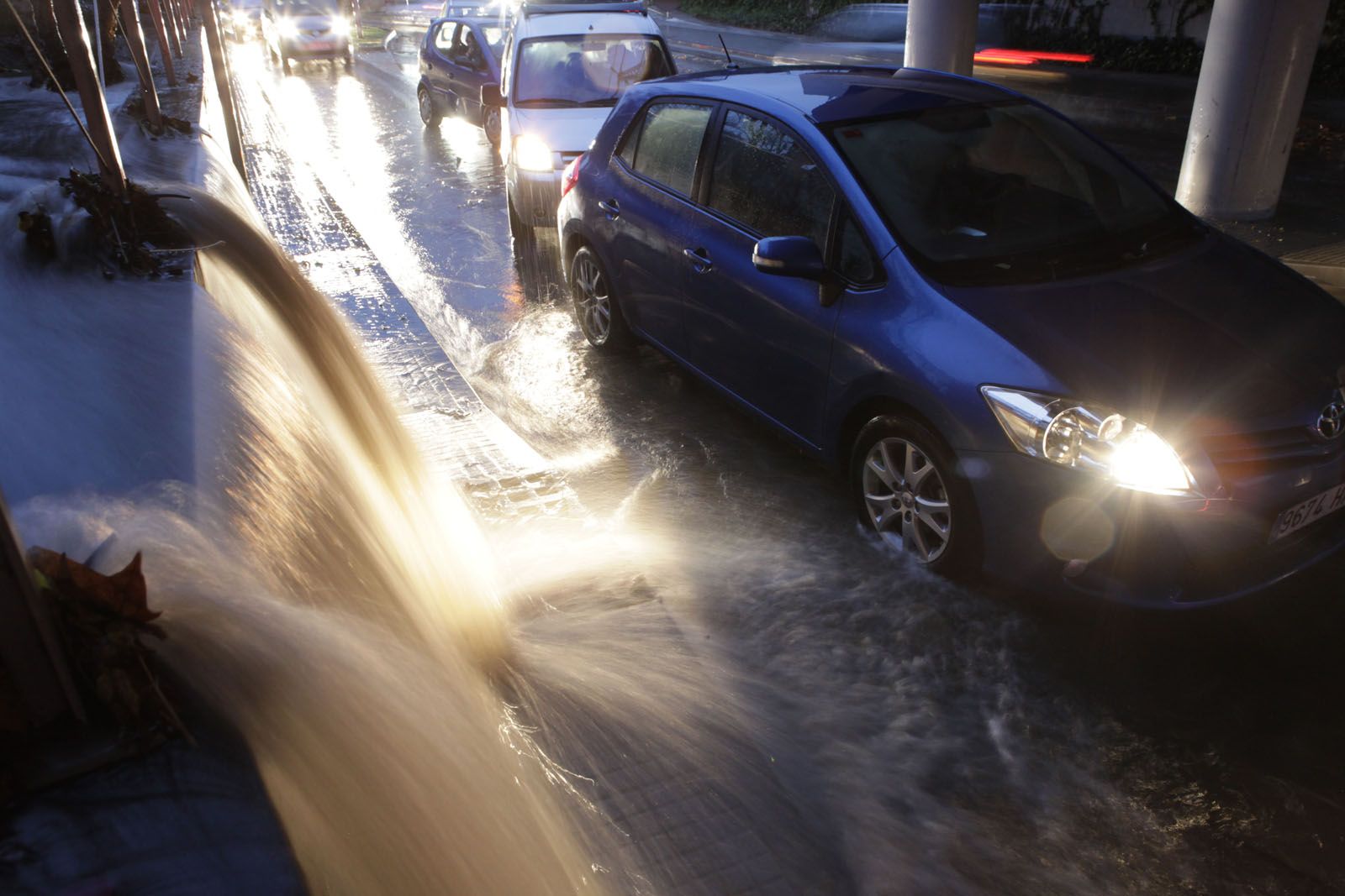 Quan plou molt a Sant Cugat si fan cascades  FOTO: Artur Ribera