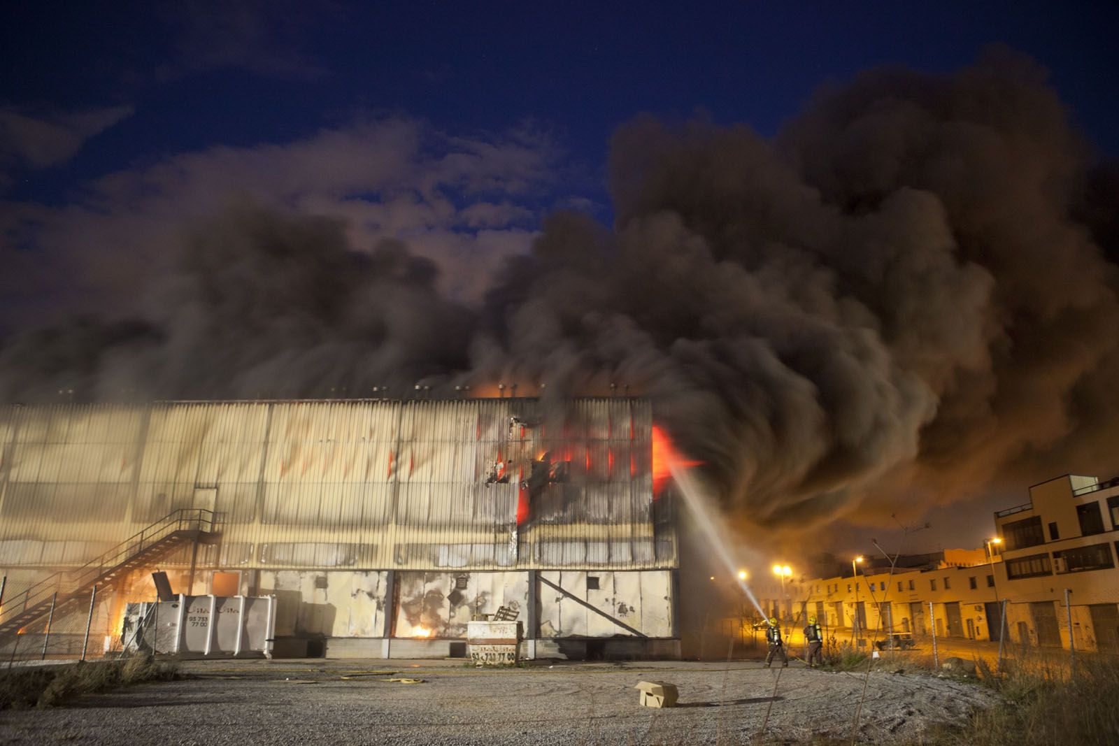 Va cremar la fàbrica de Vallespa a Rubí i van tancar les botigues de Sant Cugat FOTO: Artur Ribera