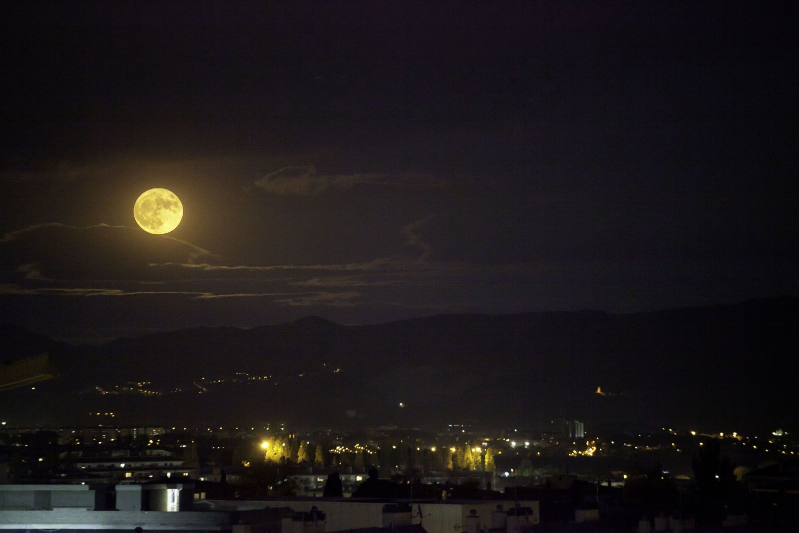 La superlluna es va veure a Sant Cugat també FOTO: Artur Ribera