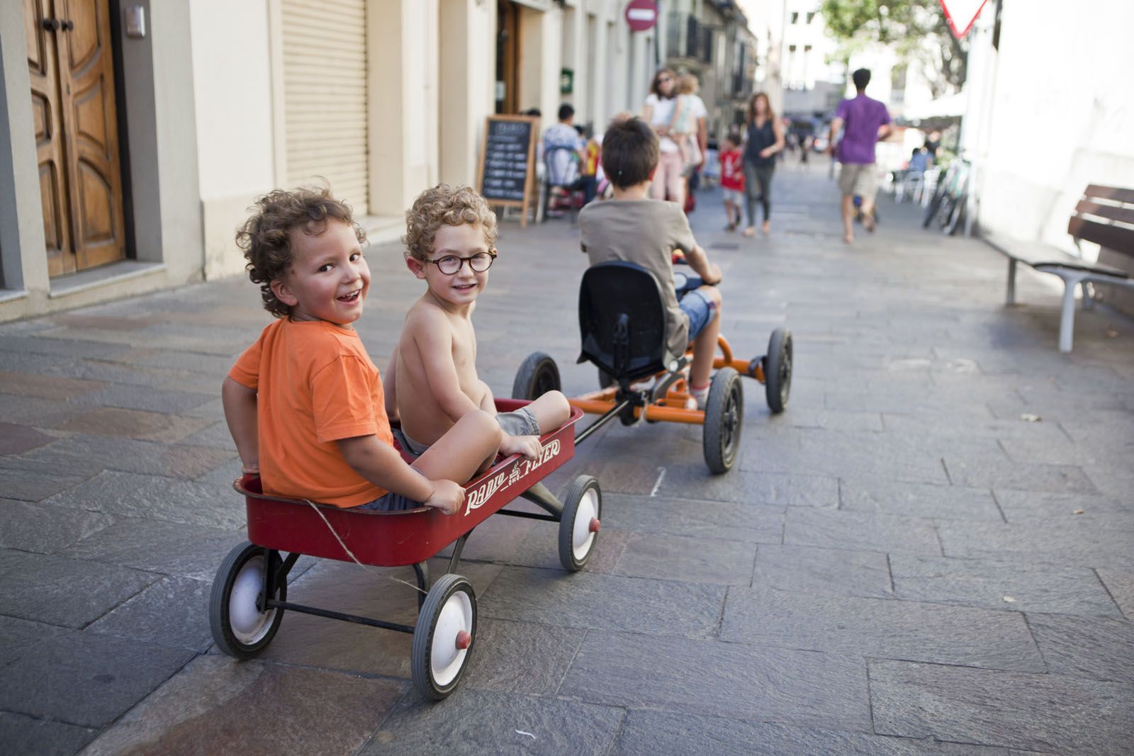 Els infants sempre jugen pels carrers del centre, esperit de poble FOTO: Artur Ribera