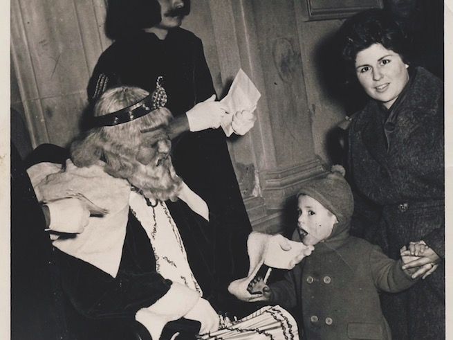 El meu pare, Amadeu, saludant a Ses Majestats amb la seva tieta, Anna Maria Vila Pina. Principis dels anys 60  FOTO: Carles Cabanes