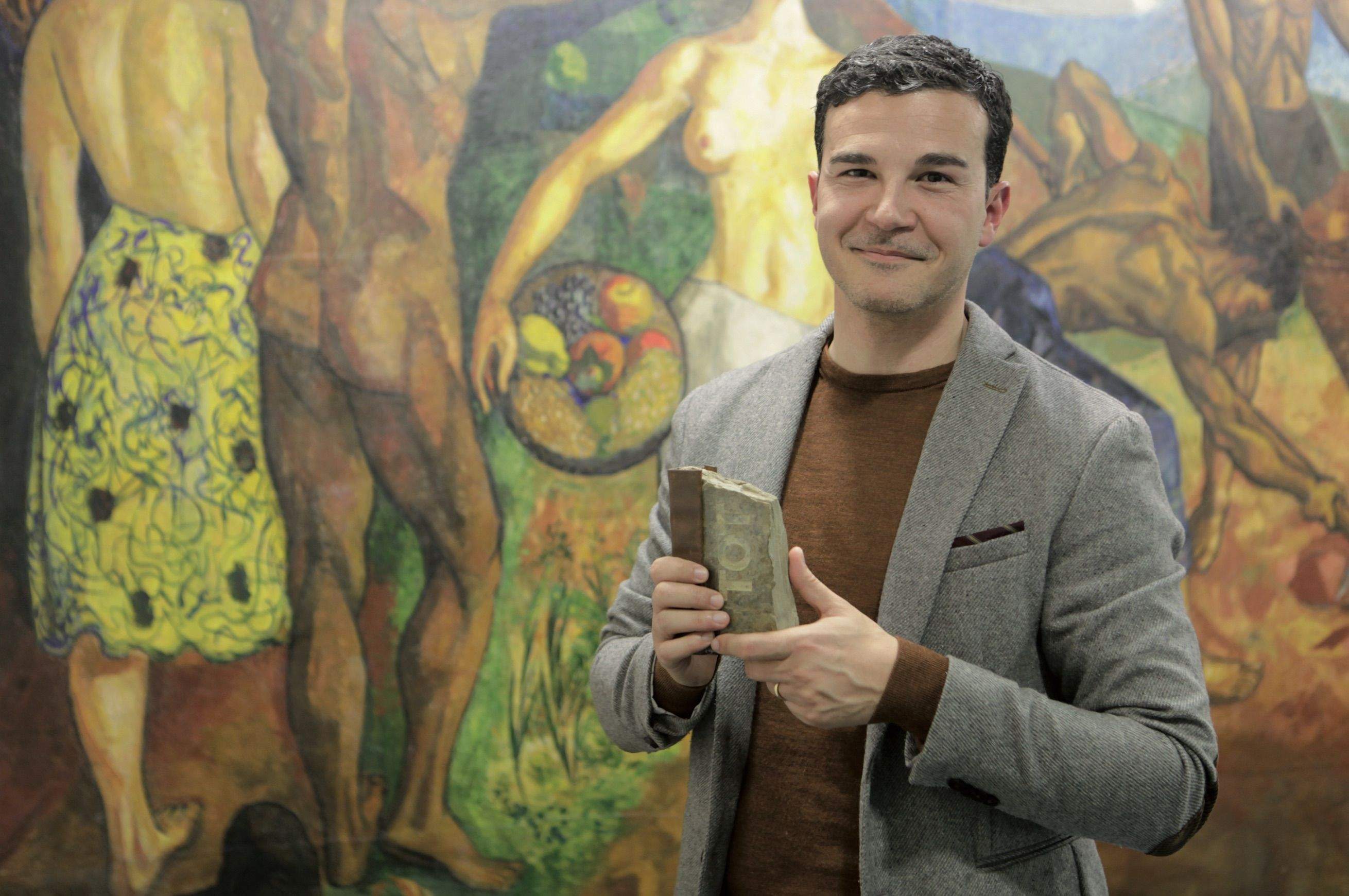 Alberto Valcarce amb el premi Personatge de l'Any a les instal·lacions del TOT FOTO: Artur Ribera