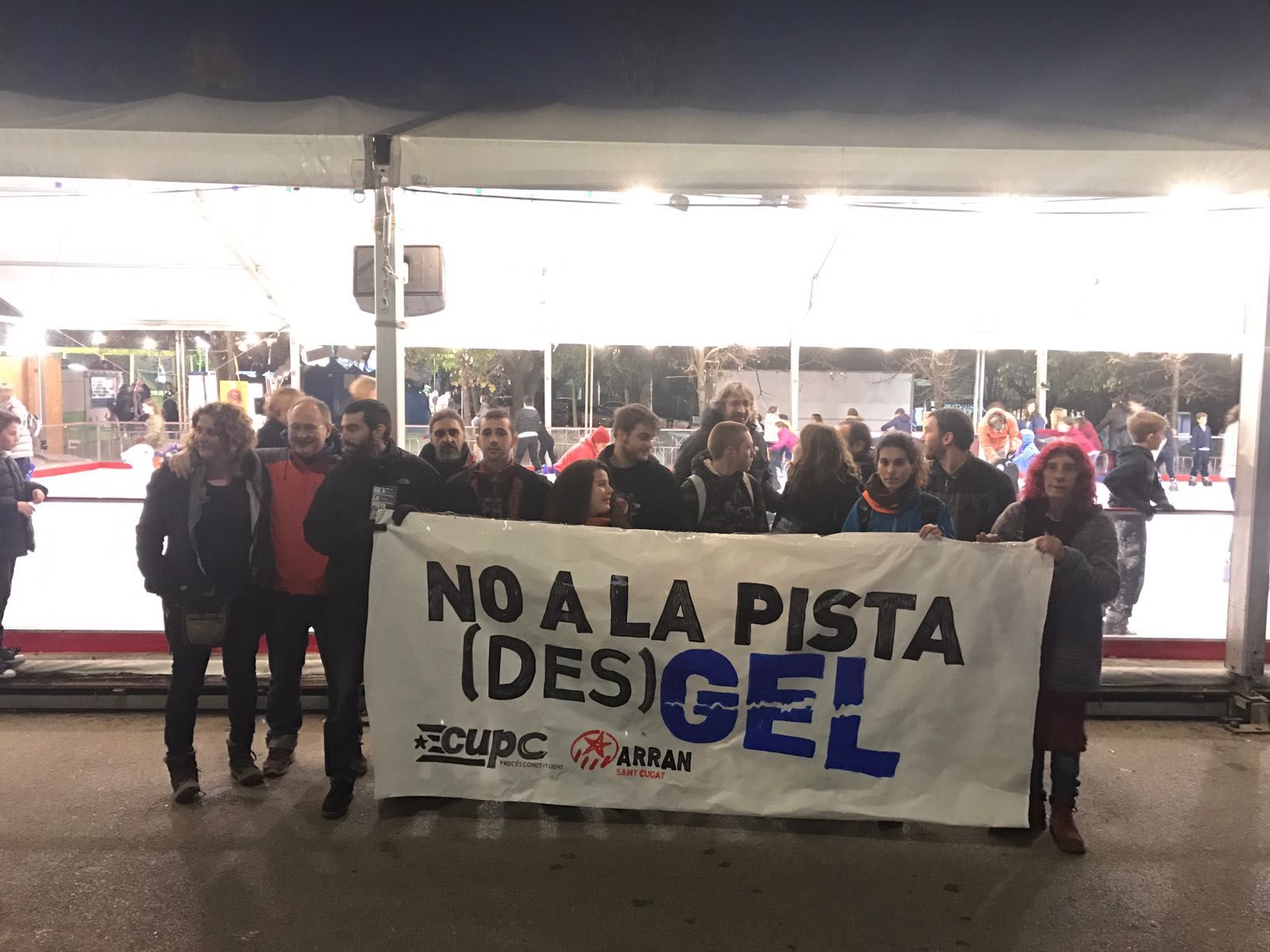 Moment del manifest de la CUP i Arran a la pista de gel  FOTO: Cedida