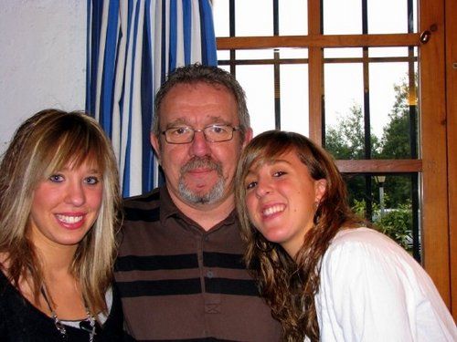 Pere Llobet amb les seves filles FOTO: Twitter