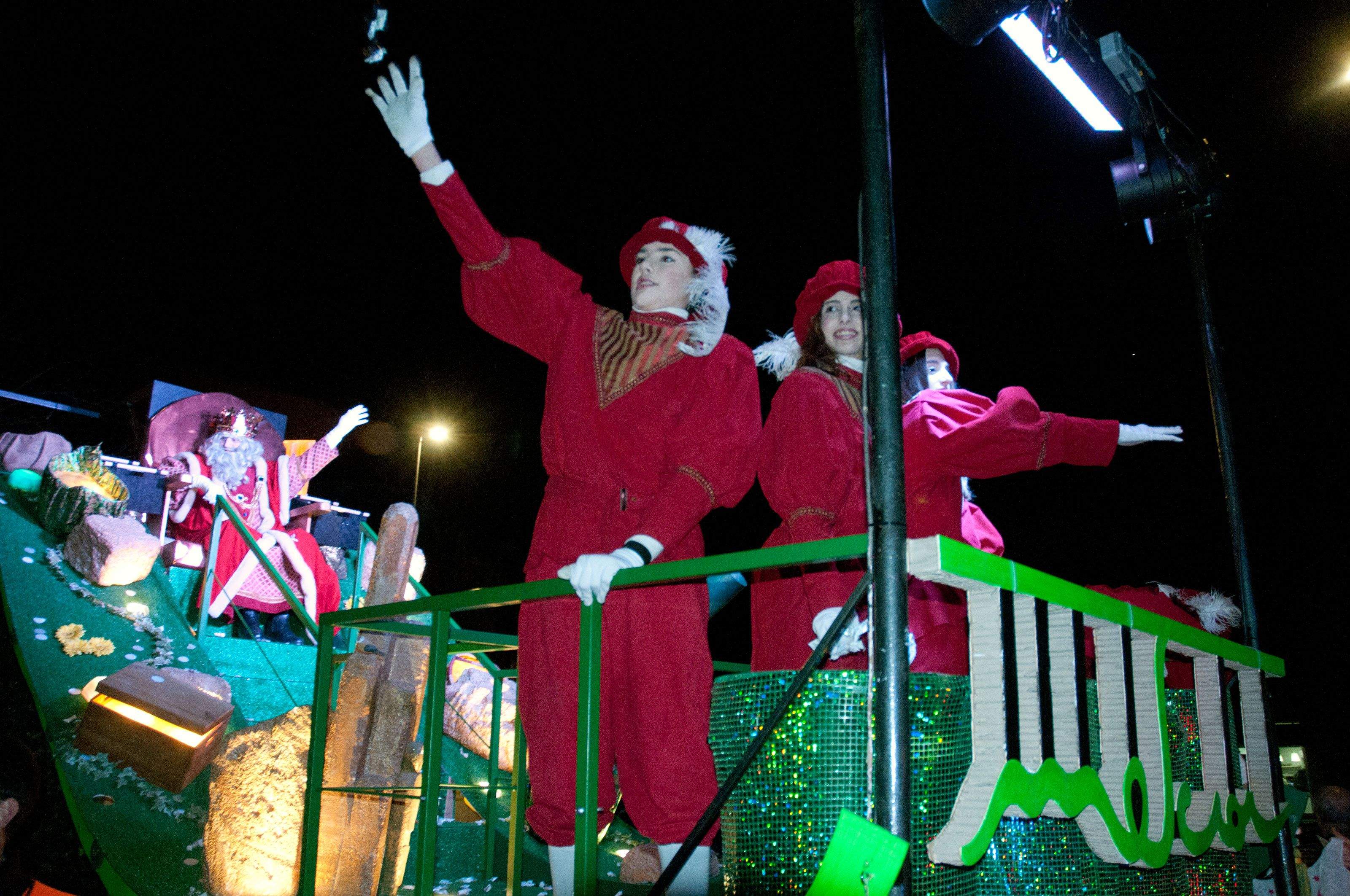  Els Reis s'han enfilat a les seves carrosses per recórrer Sant Cugat FOTO: Bernat Millet